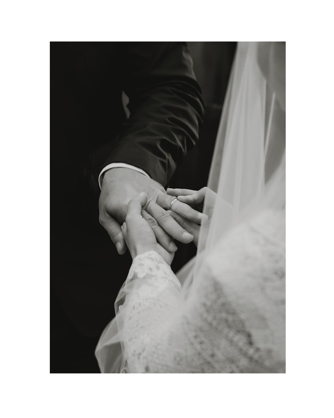 B & J, premier mariage de la saison 2025 💍
Deux amoureux que j’ai eu le bonheur de retrouver ensuite lors d’un autre mariage !
Blandine portait une robe sublime, pleine de détails, avec un tombé absolument incroyable ✨