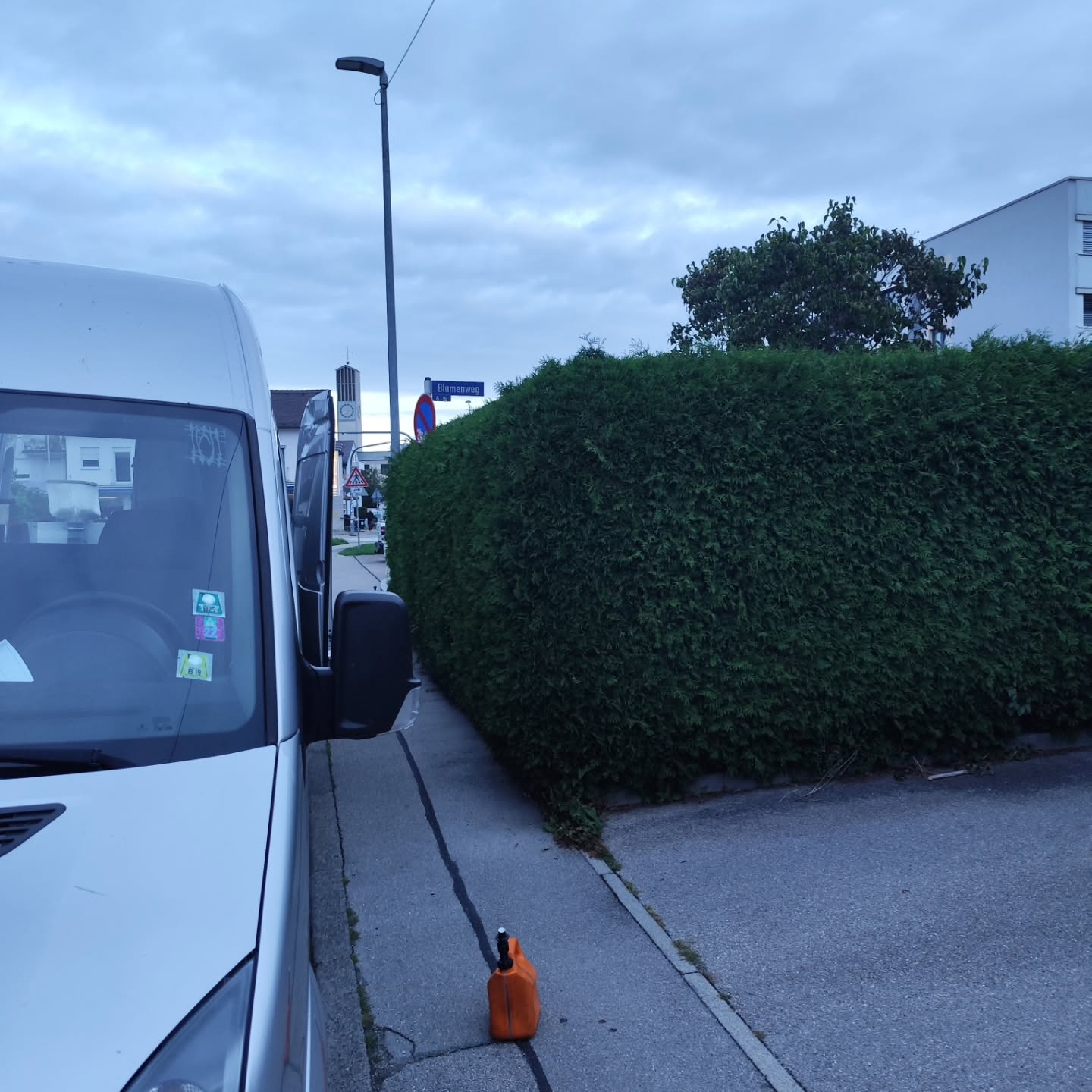 Hecken, Hecken, Hecken wir sind wieder voll drin in der Schnittzeit. Ab 01.10. geht's dann auch den größeren Exemplaren an den Kragen.
In Bayern, wie im gesamten Bundesgebiet, ist die Vogelschutzzeit vom 1. März bis zum 30. September.
Während dieser Zeit ist das Entfernen, das Fällen oder der massive Rückschnitt von Bäumen, Hecken, Sträuchern und anderen Gehölzen verboten, da sie Brut- und Niststätten für Vögel bieten.
Erlaubt sind jedoch schonende Form- und Pflegeschnitte, die beispielsweise zur Entfernung des Zuwachses oder zur Erhaltung der Gesunderhaltung der Pflanzen dienen.
Wichtig ist, vor dem Schnitt eine Nistkontrolle durchzuführen.
Wächst euch euer Grün über den Kopf?
Egal ob Hecken, Sträucher oder Bäume wir haben die passende Lösung!
Meldet euch bei uns!