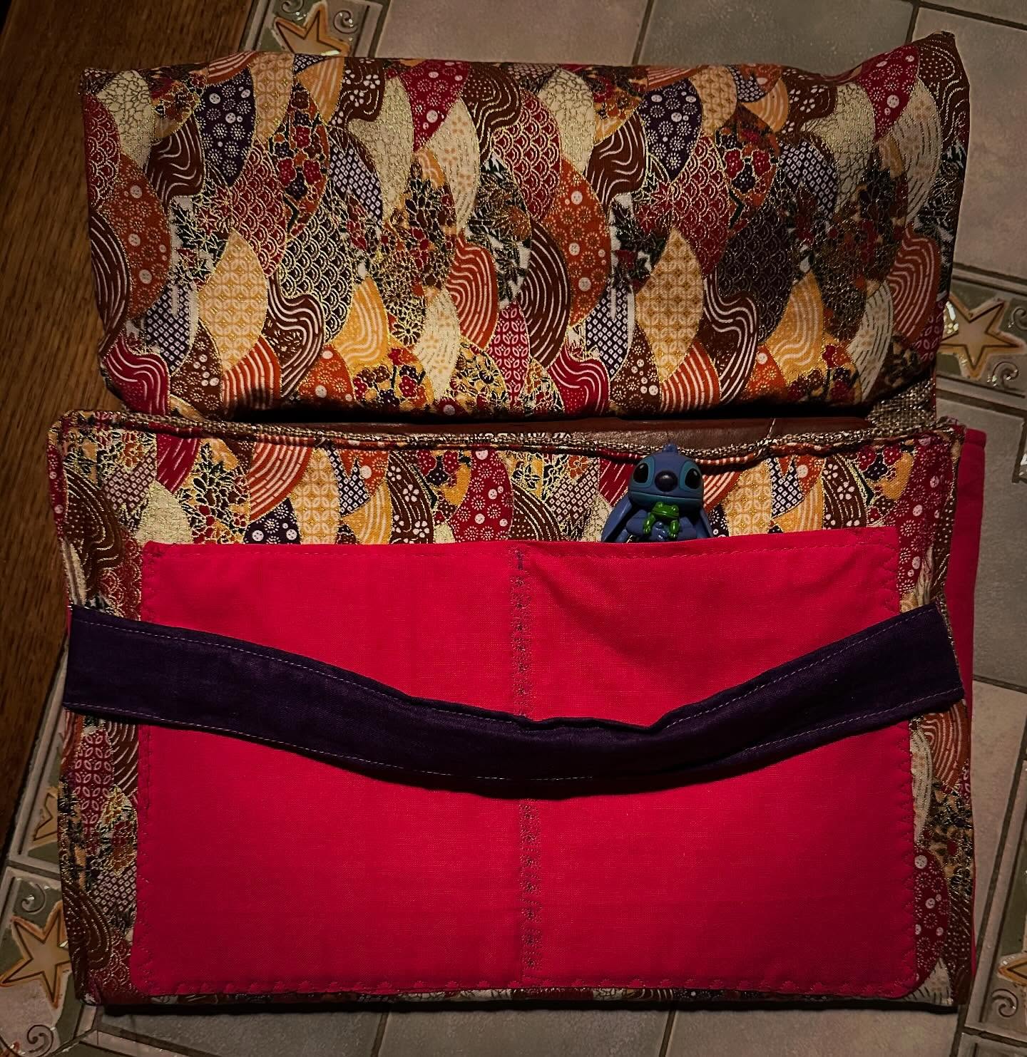 Terminée la deuxième cousette avec ma @brothersewingcraft
Un modèle vu et suivi pas à pas via la chaîne you tube de @sewing_so_ dont j’aime beaucoup les idées et la pédagogie, c’est simple et clair. Une pochette de chevet pour emmener en voyage et remplacer la table du même nom.
Jolie, pratique avec ses poches avec ou sans soufflets, molletonnée.
Comme d’hab je teste avec le matériel que j’ai à dispo et ça fonctionne bien.
Plus qu’à choisir un nouveau projet et je crois que cette fois je vais me lancer dans le patchwork histoire d’utiliser toutes ces chutes qui traînent dans mes tiroirs pour fabriquer un tapis narratif en mode jeux de l’oie.
#couture #coudre #pochettedechevet #innovisa150