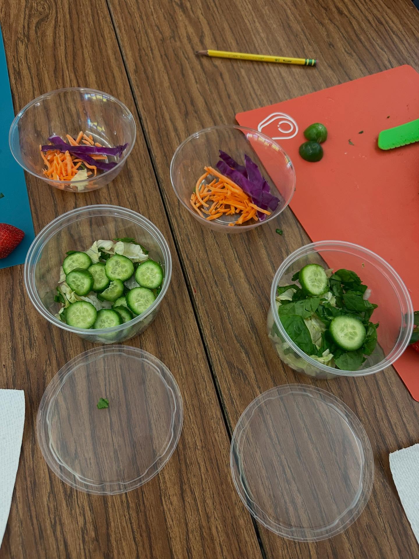 🥗✨ Who said salads can’t be FUN & refreshing?! Our Explorers proved that healthy eating is all about creativity! 🌈💡 From crunchy purple cabbage 🟣, sweet strawberries 🍓, crisp cucumbers 🥒, and bright carrots 🥕—every bowl turned into a masterpiece 🎨. And don’t forget that homemade vinaigrette dressing to tie it all together 🥄💚.
Because when kids take the lead, healthy eating becomes an adventure! 🚀🍴 #FunFoodExplorers #HealthyKids #FoodAdventure #fresno
