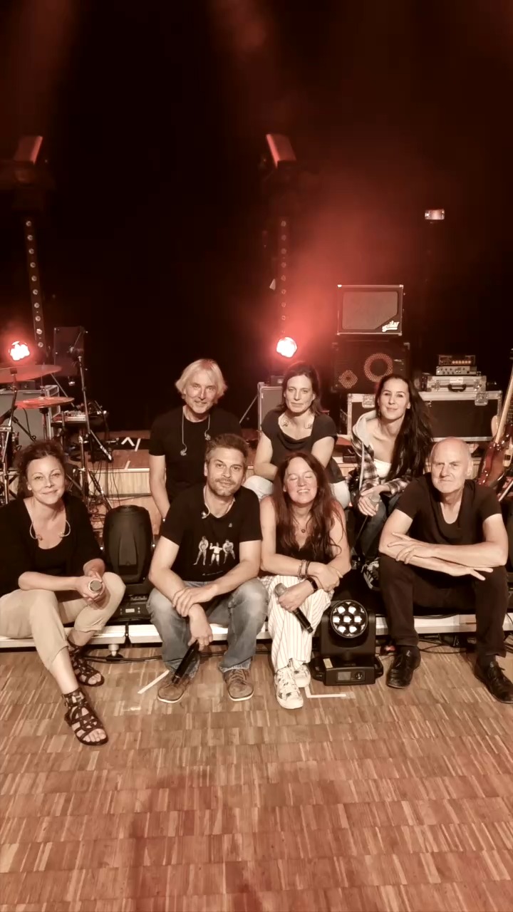 Le 27 septembre, ce sera la DERNIERE REPRESENTATION de notre spectacle Version Française 🤩Alors si vous voulez découvrir ce spectacle 99,9% A Capella ou si vous désirez le revoir une dernière fois, réservez vite sur https://lalisiere.ch/
Et pour la suite, on vous prépare un incroyable spectacle pour fêter nos 20 ANS en 2026 🥳