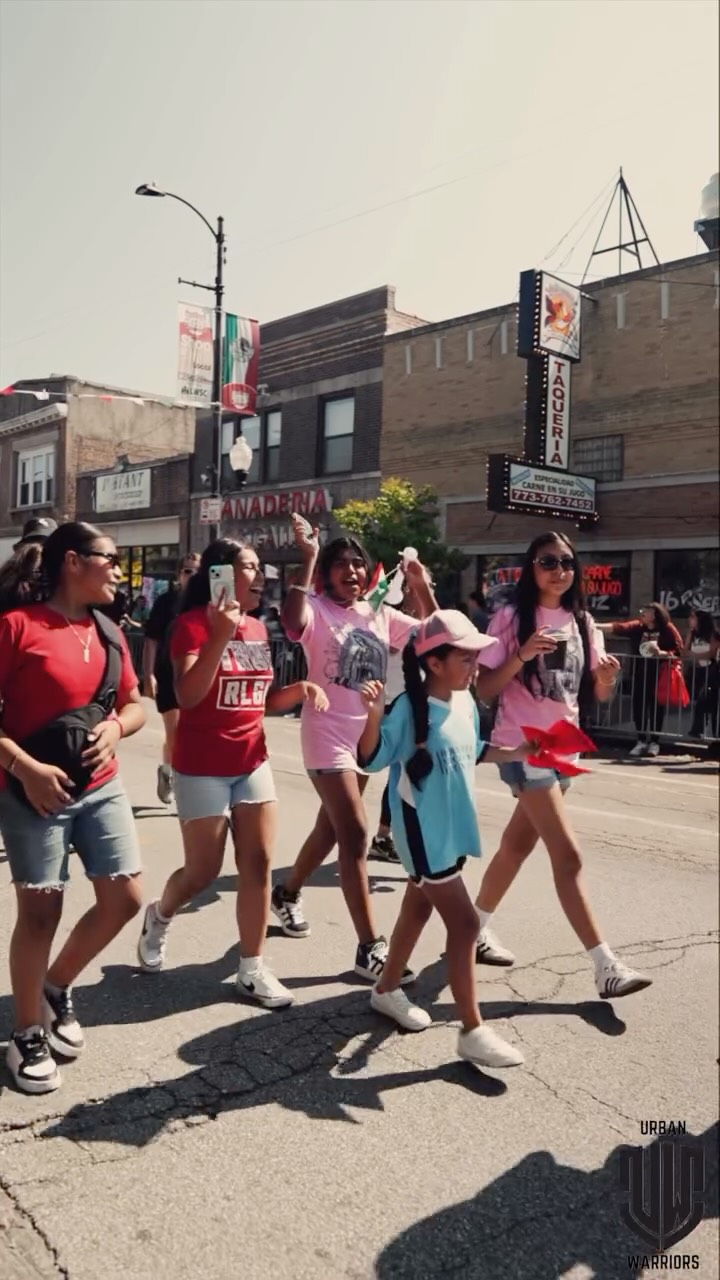 Ahora mas que nunca—- Urban Warriors se compromete a llevar a nuestra cultura en alto. “Luchamos por lo que merecemos, marchamos porque aun creemos” fue nuestro mensaje este Día de Independencia de México. 🇲🇽
Gracias a @littlevillagechamber por organizar el desfile de la 26-- nuestra calle, nuestro hogar, nuestra comunidad. Juntos nos podemos cuidar y juntos sobresalimos.
Gracias a nuestra familias por compartir dulces, información de nuestros programas, y por caminar 2millas! Una de nuestras familias corrió 5K durante la carrera de @elgrito5kchicago esa mañana y todavía se aventó la caminada del desfile. ¡Que diversión y que resistencia! 🙌🏃🏽🏃🏽♀️✨
📸: @ninety5_directed
#littlevillage #cultura #lavillita #chicago