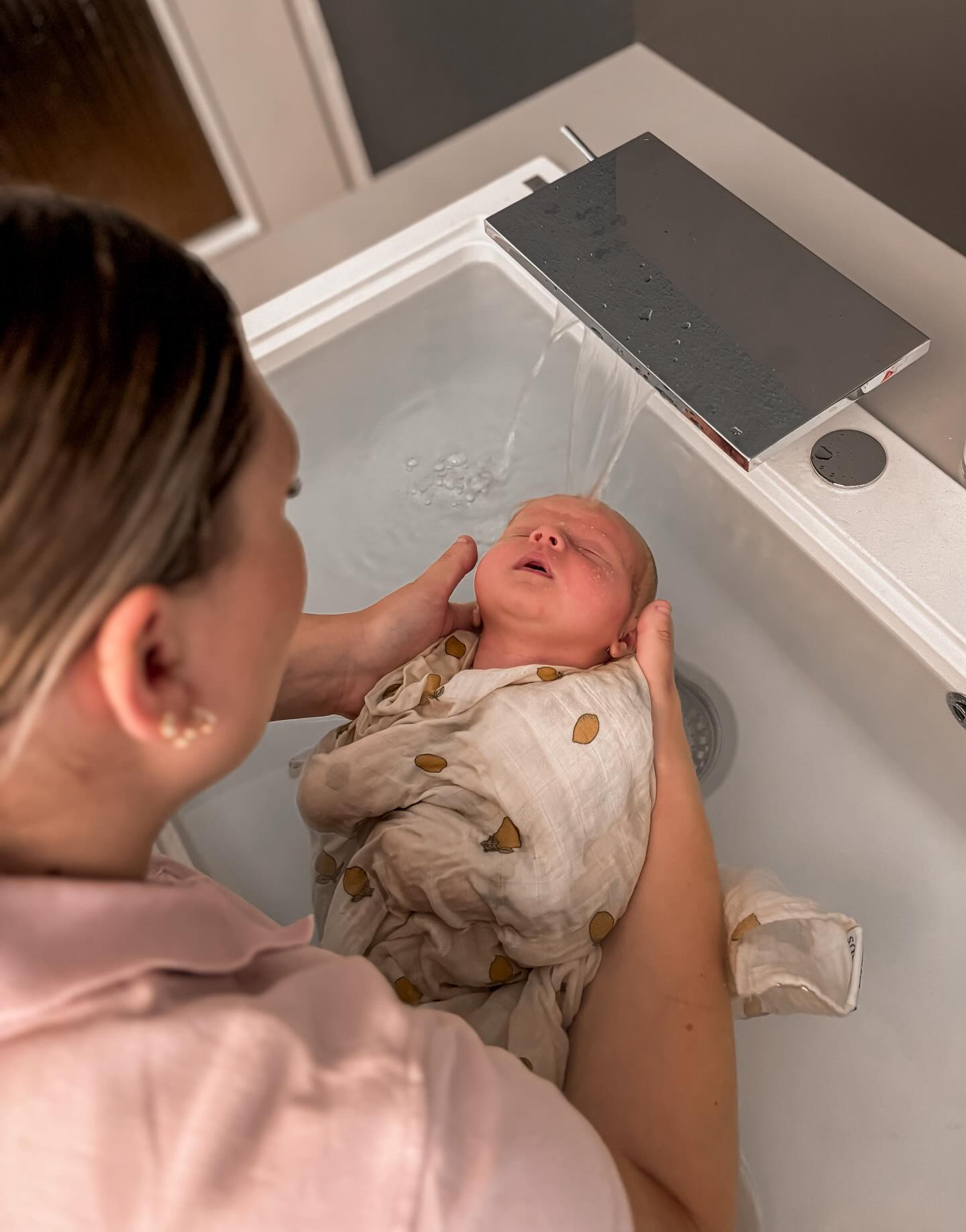 L’eau apaise tes maux, te berce et te rassure.
Mathilde Gauthier, infirmière pédiatrique 🧸
Accompagnement périnatal
📍Centre Médical des Crêts de Champel,
📍Domicile
Genève, Suisse
www.monpremierbattement.com
————————————————————————————
#therapeutiquebainbebe #baindesonia #emmaillotage #thalassobainbebe #TBB #geneve #nouveaune #naissance #soniakrief #bainbebe