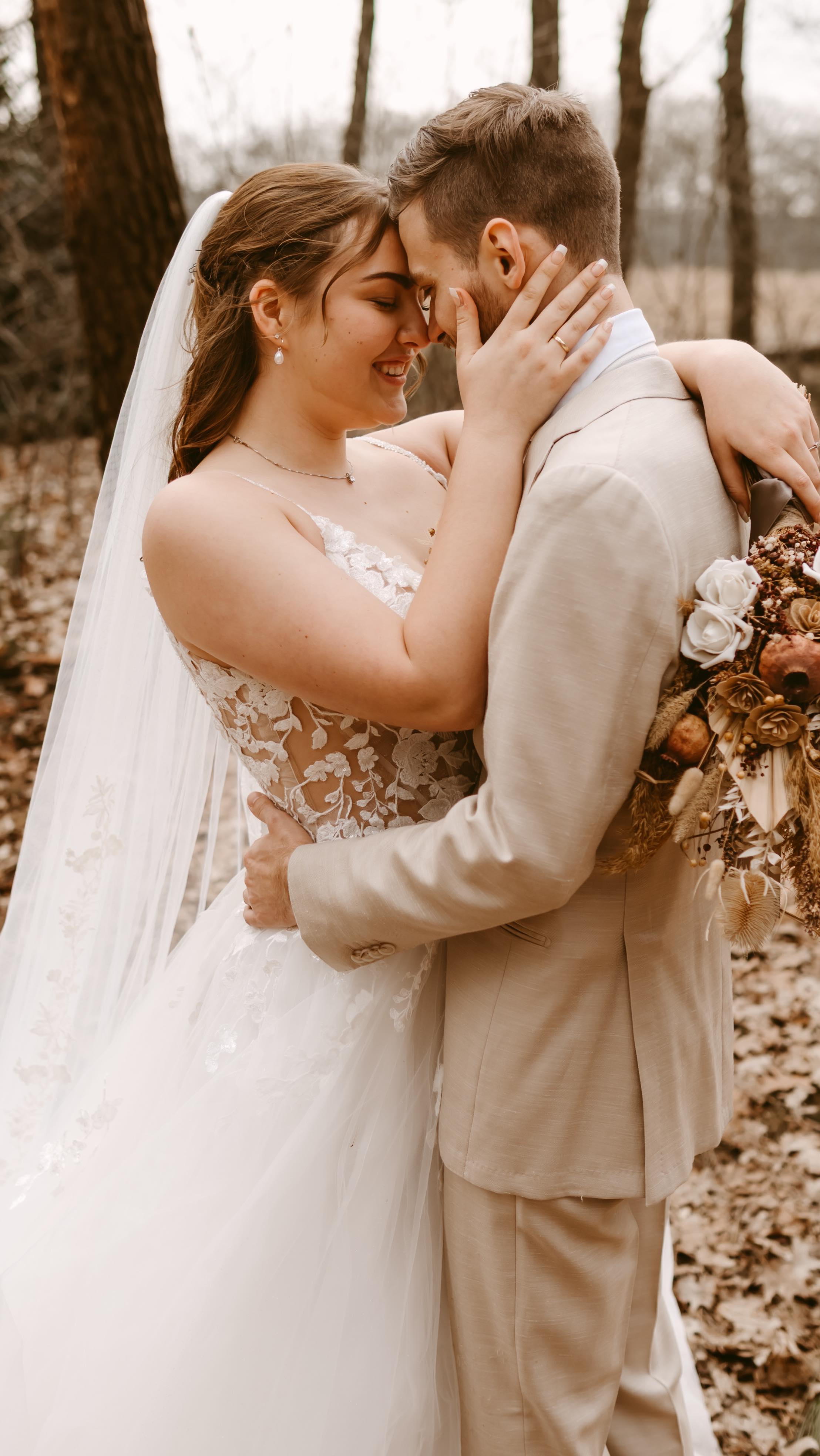 Ben jij nog op zoek naar een enthousiaste trouwfotograaf voor je bruiloft? Dan ga ik graag met je in gesprek!
Vol passie leg ik graag jullie prachtige dag vast. Kleurrijk, warm en vol liefde met aandacht voor de mensen.
Stuur me een berichtje als je meer wil weten!