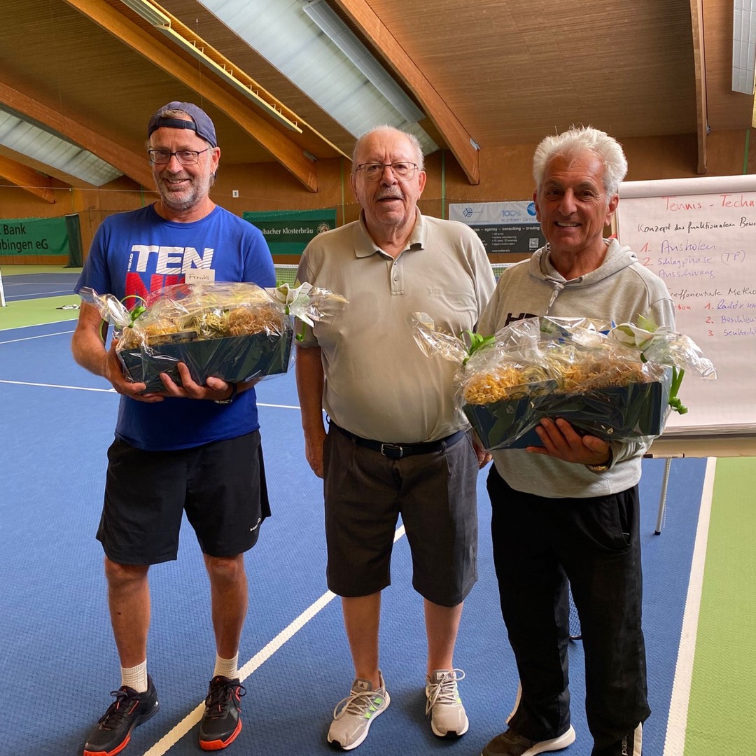 🙏 Danke, Frercks! 🙏
Am vergangenen Wochenende wurde unser Vereinstrainer Frercks Hartwig in Mössingen nach über 20 Jahren Lehrtätigkeit für den Württembergischen Tennis-Bund offiziell vom Bezirk verabschiedet. 🎾👏
Frercks hat über zwei Jahrzehnte hinweg unzählige Trainerinnen und Trainer ausgebildet, sein Wissen geteilt und mit Leidenschaft den Tennissport geprägt. 💛❤️ Sein Engagement ist ein wichtiger Baustein für die Entwicklung des Tennissports in der Region – und natürlich auch für uns im TC Dettingen.
Zukünftig wird die Trainerausbildung zentral in Stuttgart und Biberach stattfinden – ein echtes Ende einer Ära auf Bezirksebene.
Wir sagen von Herzen Danke, Frercks, für deinen Einsatz, deine Energie und deine vielen Jahre im Dienste des Tennissports! 💐✨
#TCDettingen #DankeFrercks #Tennisleidenschaft #Vereinstrainerdesjahres #WürttembergischerTennisbund