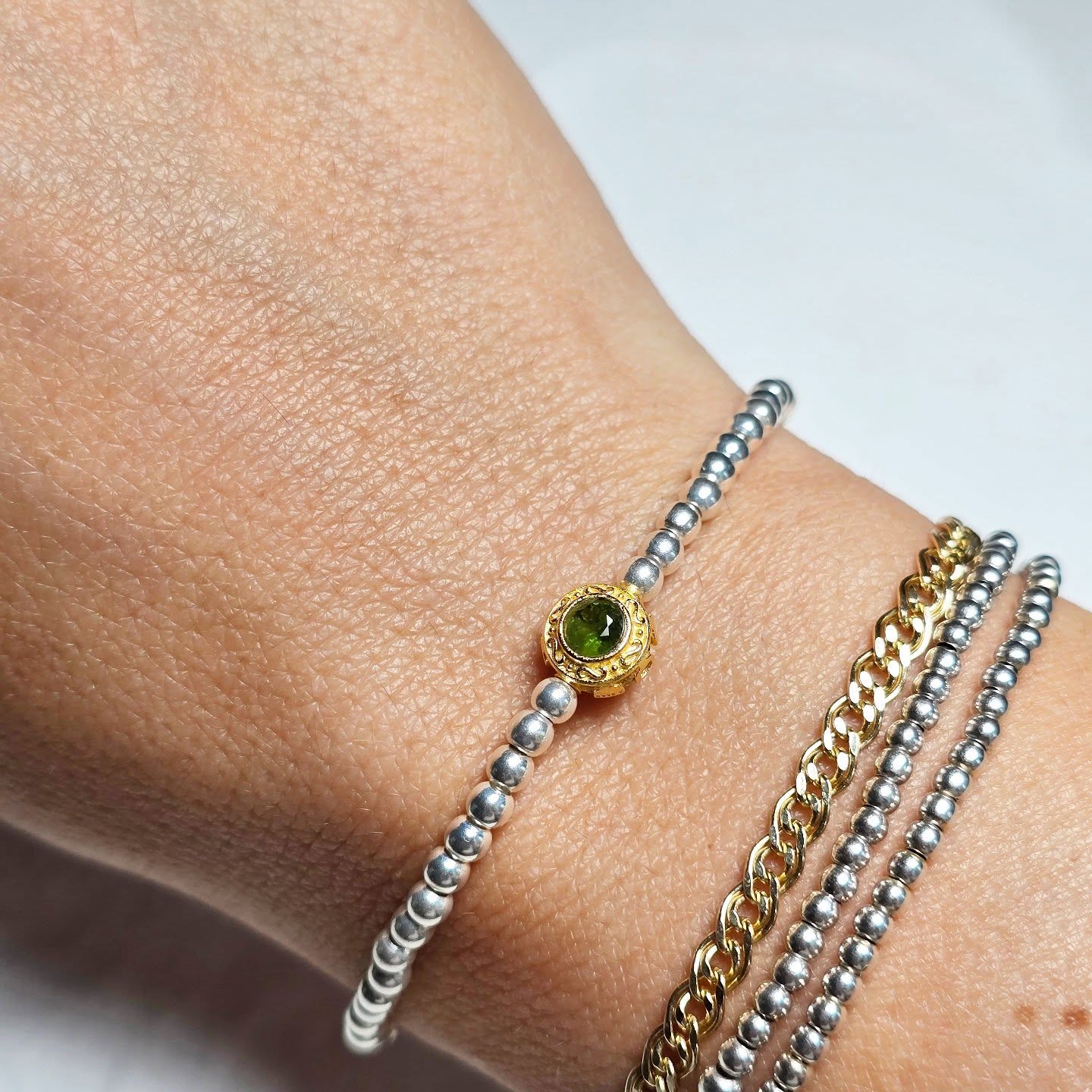 Grüner Turmalin
Feine Silberkette mit edlem Turmalin-Edelstein in vergoldeter ornamentaler Fassung. Das stilvolle Design verbindet schlichte Eleganz mit einem luxuriösen Akzent – perfekt für besondere Anlässe oder als zeitloser Alltagsbegleiter.
Material: Sterling Silber 925
Typ: Stretch Armband
Grösse: 17 cm
Edelstein: Grüner Turmalin
Anhänger: 14 Karat vergoldet
Durchmesser Silberkugeln: 3 mm
🔮 Wirkung des Turmalins
Turmalin gilt traditionell als Schutz- und Heilstein, dem nachgesagt wird, dass er negative Energien abwehrt, Ruhe und Erdung schenkt, Klarheit und Konzentration fördert sowie Stress und innere Unruhe lindert. Ihm werden ausserdem positive Effekte auf Immunsystem, Durchblutung und Nervensystem zugeschrieben
#machic #sterlingsilver #armband #turmalin #14k #quality #handmadejewelry
#Schmuck #Schmuckliebe #Schmuckdesign #HandgemachterSchmuck #Luxusschmuck #Schmuckstücke #Silberschmuck #Goldschmuck #Edelsteinschmuck #Unikatschmuck #HandmadeJewelry #OpalSchmuck #TurmalinSchmuck #GranatSchmuck #edelsteine