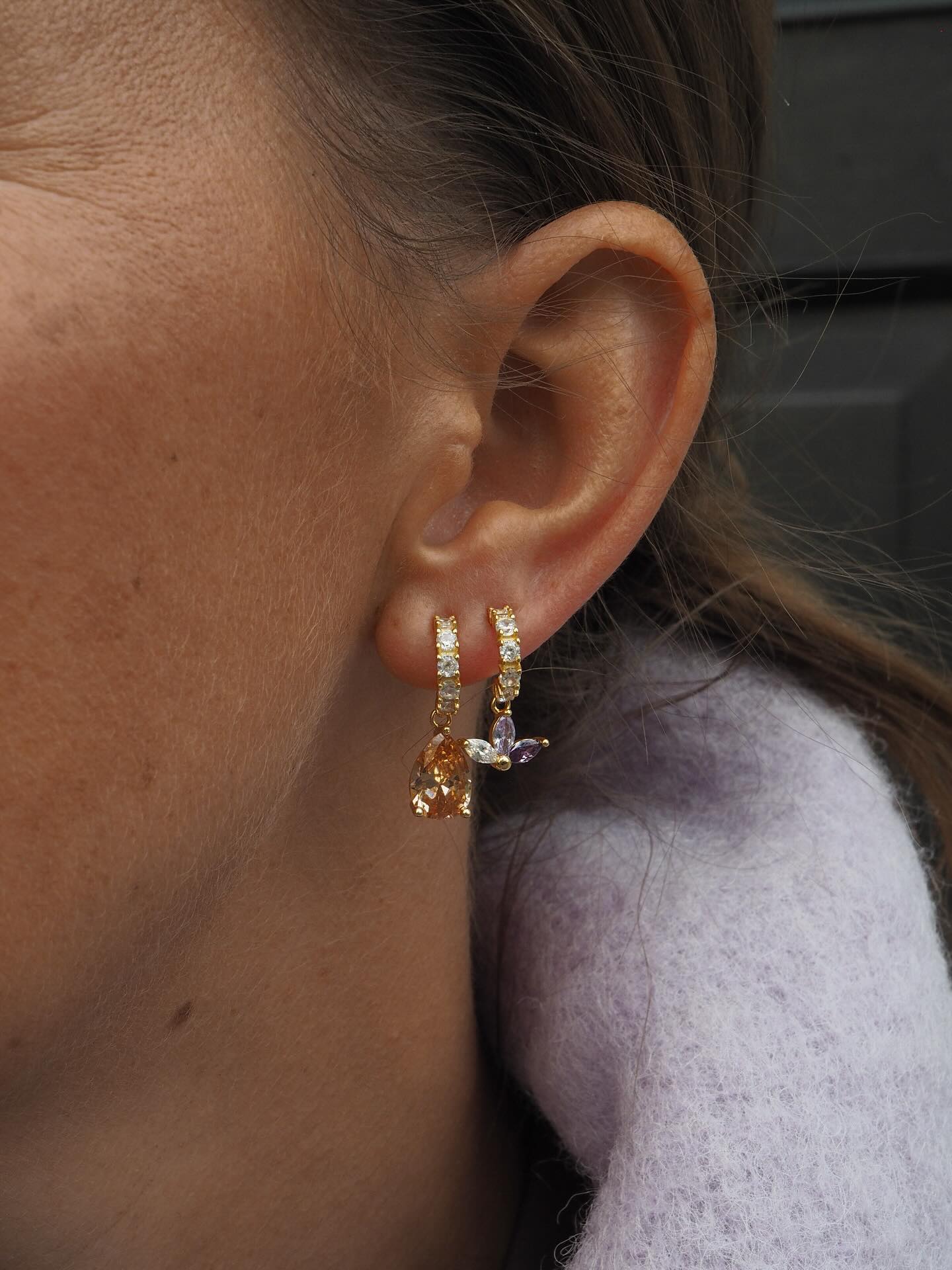 Serien Sparkle Hoop har vært en signatur hos WAHL-WEST i flere år ✨ Serien bygger på en base bestående av en halvmåneformet hoop med zirkoner og lekne charms 🌙 #smykker #øredobber #wahlwest #norskdesign