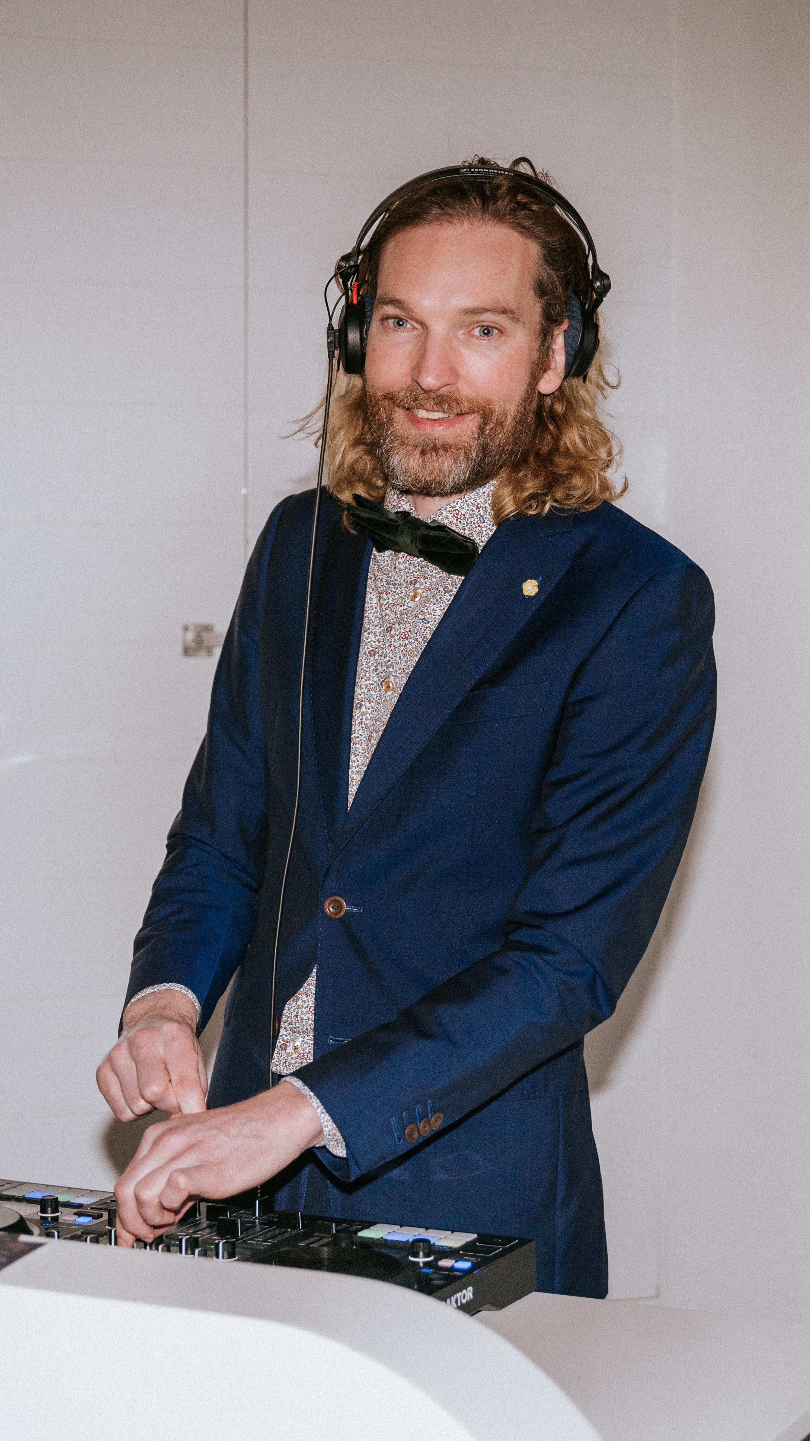 Wedding time!
When the crowd chants your name like it’s a football match… you drop another banger 🎉🥳
.
.
.
.
.
#djlife #liveset #musiclovers #bruiloftdj #weddingparty❤️ #weddingdj #amsterdam #amsterdamdj