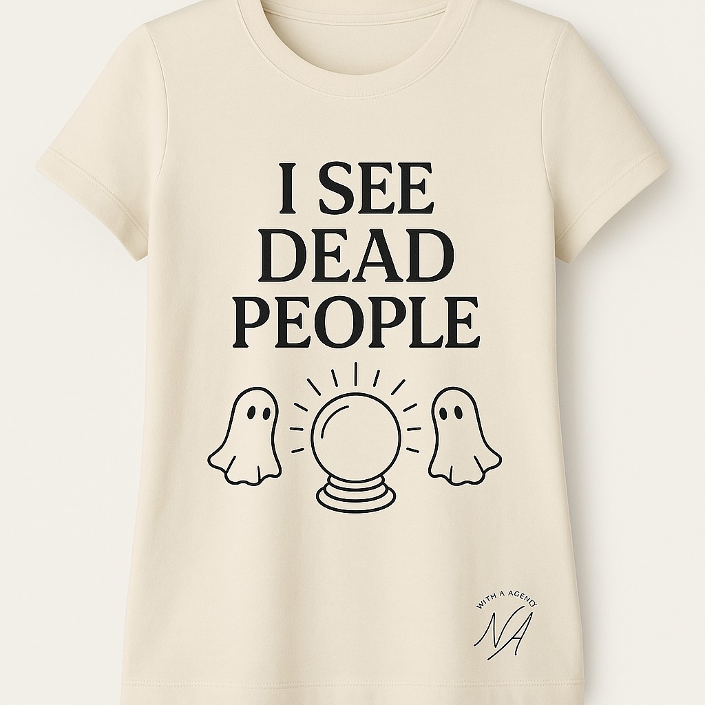 👻 I see dead people…
Enfin… pas que.
Je vois aussi :
– des business morts-nés,
– des sites web qui n’ont jamais eu d’âme,
– des offres qui flottent dans l’au-delà faute de stratégie.
Bref, j’ai l’œil (et pas besoin de boule de cristal pour ça).
Ce t-shirt, je l’ai créé juste pour le fun !
Parce-que l’entrepreneuriat, la spiritualité et le digital… c’est sérieux, mais ça ne veut pas dire qu’on ne peut pas se marrer un peu.
Et puis soyons honnêtes : j’ai moi-même vu un projet mourir. Mon premier projet…
En 2004, ma toute première idée de business : une marque de fringues appelée No Marks.
Un concept avec un vrai potentiel et une clientèle premium à portée de main.
Mais… mauvais associé + zéro valeurs communes + un positionnement diamétralement opposé au mien = projet avorté.
Un fantôme d’entreprise qui aurait pu briller.
Rire, c’est aussi une manière de désamorcer les illusions. Et de rappeler que le vrai pouvoir, c’est d’oser regarder la réalité en face (même quand elle pique un peu).
Alors oui, je vois des gens morts.
Mais surtout, je vois des vivants qui ont décidé de se réveiller.
Mieux vaut voir des morts que d’avoir un business mort. 😋
Nittaya, un point c’est tout.
PS : j’hésite à lancer une collection de t-shirts éphémères… lol 👕