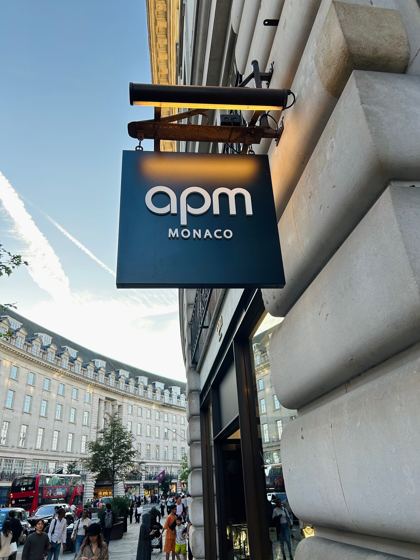 ✨ Luxury meets style at @apmmonaco ✨
Last Friday we brought our Oyster Experience to the stunning APM Monaco boutique on Regent Street, serving freshly shucked oysters right in front of their guests 🦪
Just like their jewelry, our oysters are all about craftsmanship, elegance, and timeless indulgence. Guests enjoyed the unique pairing of fashion and flavour, a moment of pure luxury where style met taste.
Thank you, APM Monaco, for having us. We love creating experiences that sparkle just as much as your collections ✨
🥂 Hosting an event soon? Elevate it with our roaming Oyster, Champagne & Caviar Experience.
#oysters #oysterexperience #jewelry #fasion #luxury #luxuryevents #catering #oystersociety #diamonds #foodie #regentstreet #london
