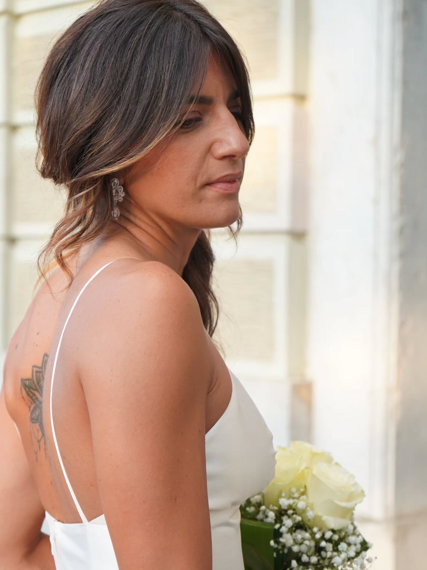 Il giorno del “sì” è fatto di dettagli che raccontano chi sei.
Gli orecchini LIGHT nascono dal soutache, cuciti a mano millimetro dopo millimetro,
intrecciati con cristalli e riflessi di luce.
Un gioiello che non è solo un accessorio,
ma il tocco che completa l’abito e
illumina il volto di chi lo indossa.
Un gioiello che illumina il tuo "sì".
Abito @atelierrobertazorzetto
Modella @ladyjellifish
Ph. @federicazando 🤍
#Desirea #Soutache #bridal #wedding #SoutacheEarrings #Artigianato #MadeInItaly