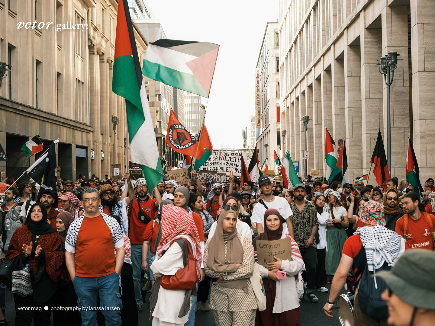 Brazilian photographer, @larimandarina, based in Berlin, documented one of the largest pro-Palestine demonstrations Germany has seen recently. She writes about her perceptions of this manifestation and the urgent call for the Palestine liberation.
You can access the full text on our website, the link is in the bio.