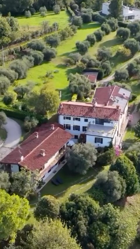 ✨ Spacious Country House with Lake Garda Views ✨
In collaboration con Hill and Lake Agency, we present this rare opportunity above Salò:
🏡 Built in 1986, approx. 430 m² living space on 3 floors
🛏️ 6 bedrooms, 5 bathrooms, 18 rooms in total
🌿 Quiet green setting with panoramic Lake Garda views
➕ Additional building plot – option to construct another house
💡 Solid structure, ready for modernization & personal customization
A unique investment combining generous space, prime location, and expansion potential.
#LakeGardaLiving #CountryHouseItaly #HillAndLake