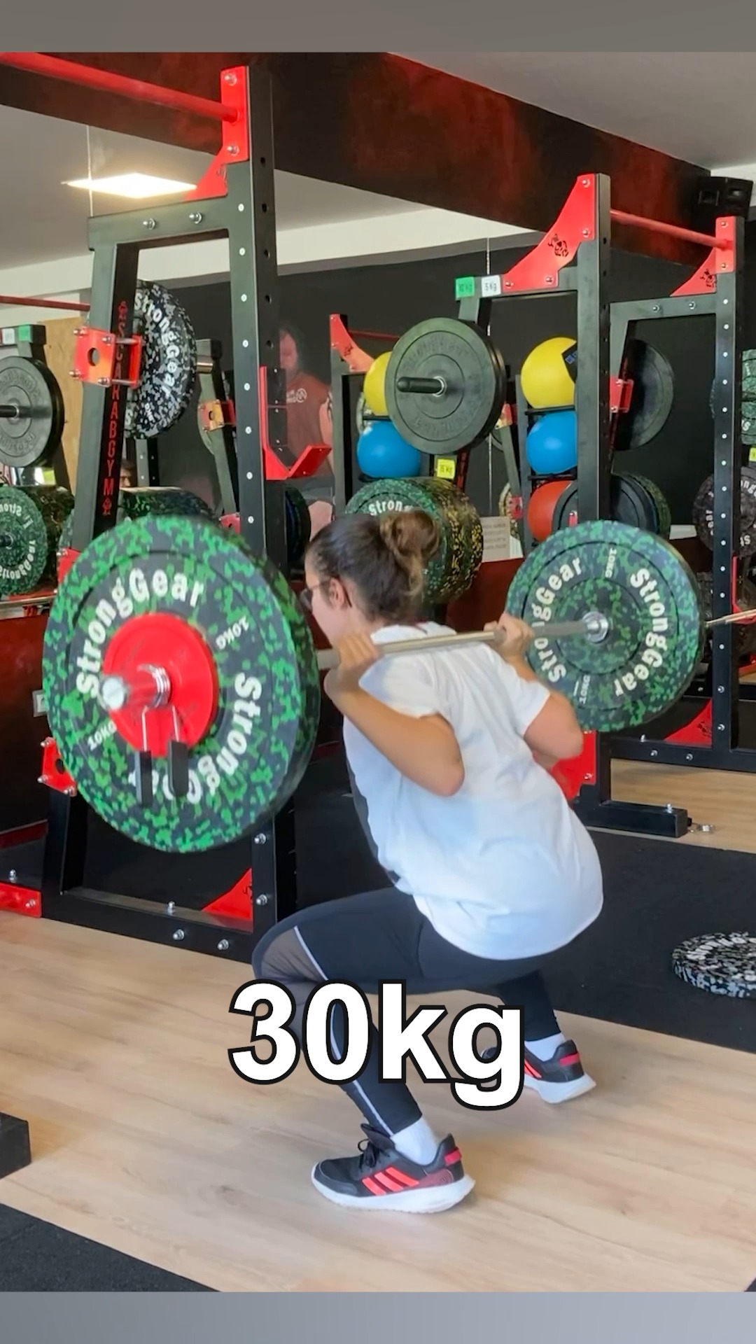 Eliška a 30kg na dřepu s pěknou technikou v 15 letech. Když může dřepovat ona, tak může každej... 💯