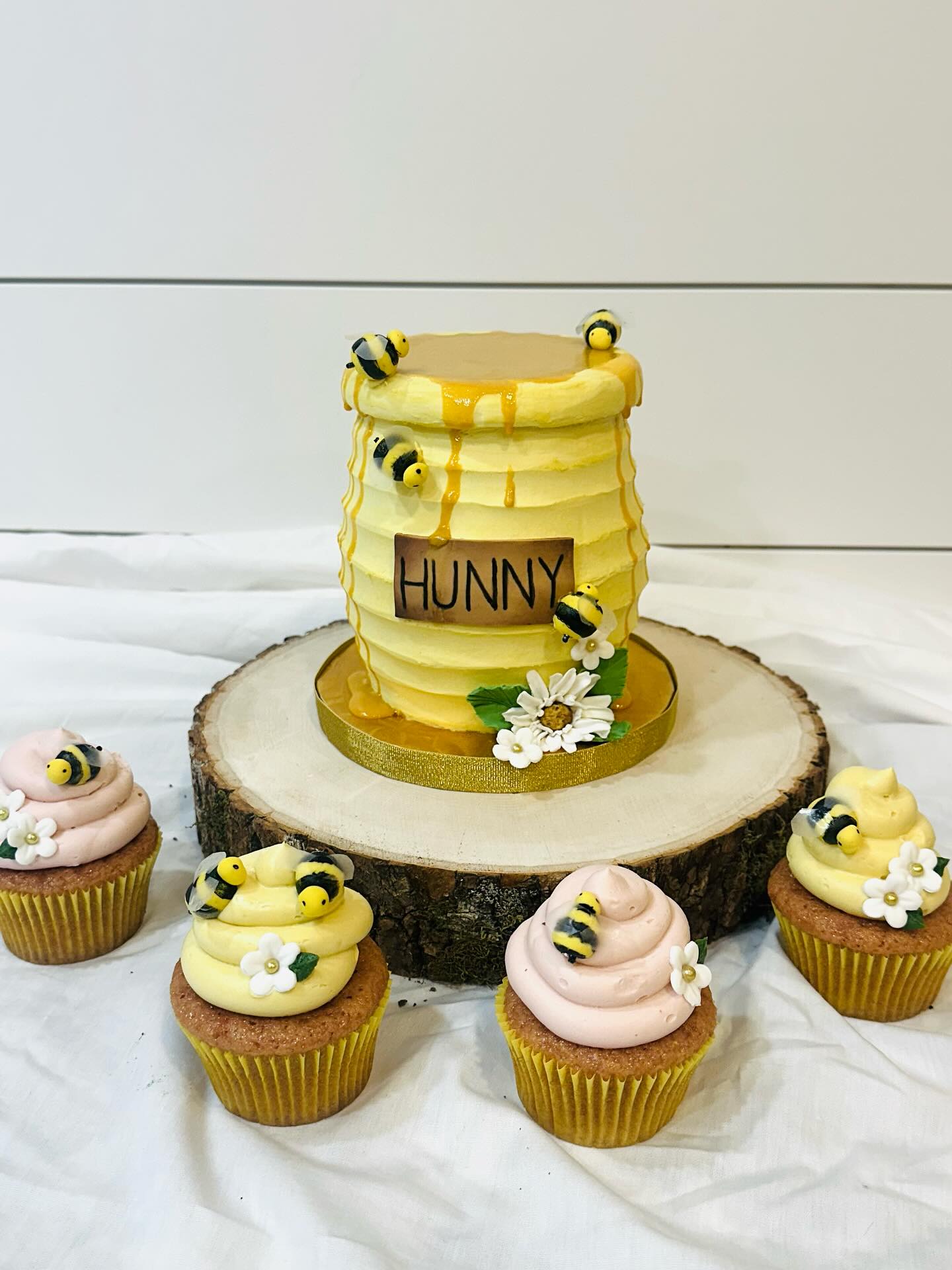 In love 😍 with this adorable smash cake and cupcakes for a “Winnie the Pooh” themed party. This Honey 🍯 pot cake was my strawberry shortcake cake while the matching cupcakes were strawberries 🍓 and cream.
#honeypotcake #winniethepoohparty #winniethepoohcake