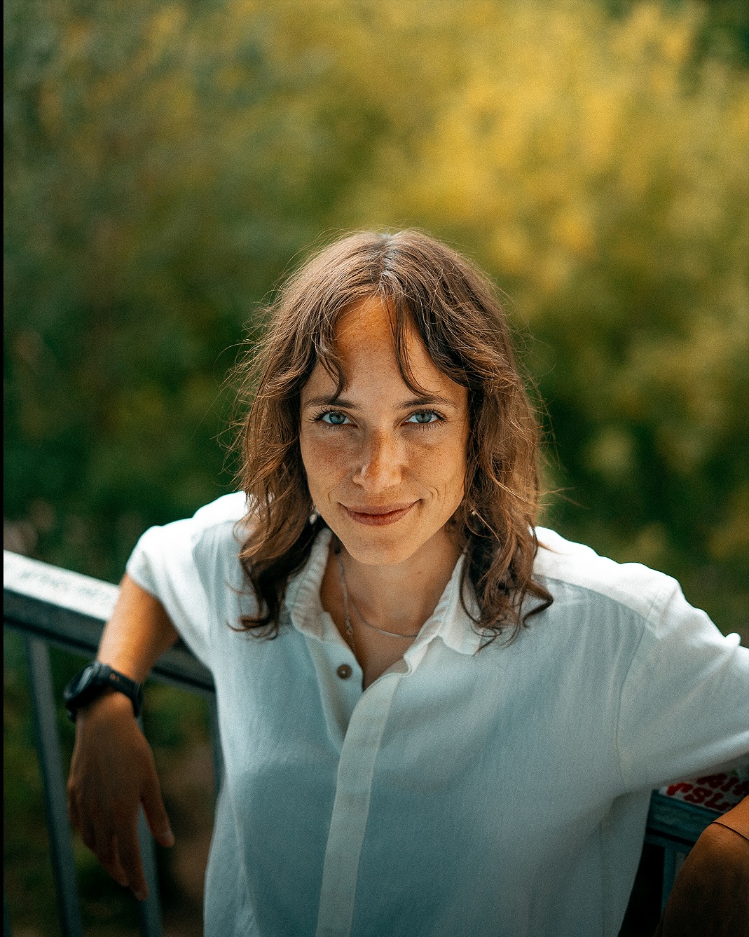 ☉
sometimes i wonder.
in times like this –
when i fall short of understanding,
when pain comes over me and i retreat to dark places,
when life adds, on top of all of it,
the unexpected.
what does life want from me?
what story am i caught in?
what is it i am not yet seeing?
◦
the first step, perhaps, is simply to be with it.
to have patience.
i believe in a force, or call it god, that sends us what we need –
to see, to go through, to stay with,
to grow through and from.
even when it feels heavy in the moment.
◠
much of spirituality speaks of rising higher,
but i find myself descending,
again and again.
downwards.
within.
to integrate.
to understand.
to heal.
𓋪
entering the hidden layers of life,
like persephone.
walking the archetypal path
c.g. jung spoke of,
and recognizing the patterns
dr. conforti helped me see.
❍
are you familiar with the wounded healer?
perhaps this is my task in this world:
to soften through what i have lived,
and to carry what i have learned
into the lives of others.
◡
and here david whyte finds me:
“those who will not slip beneath
the still surface on the well of grief,
turning down through its black water
to the place we cannot breathe,
will never know
the source from which we drink,
the secret water, cold and clear,
nor find in the darkness
glimmering,
the small round coins,
thrown by those who wished for something else.”
photos as always by @madiba.za 🤍