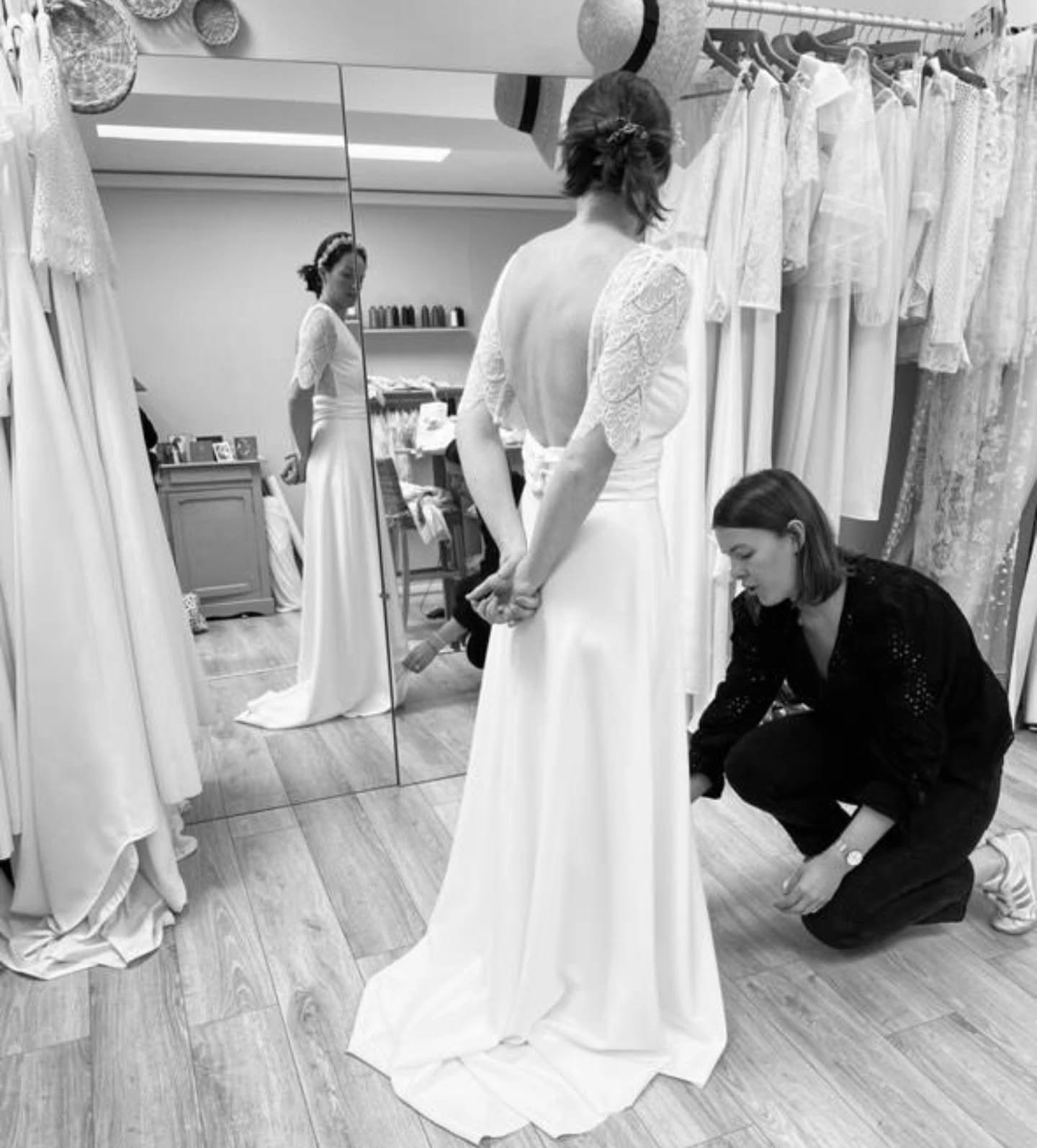 Ces moments uniques à l'atelier entre vous et moi, pour ajuster tout les petits détails et donner vie à votre robe unique et sur mesure 🤍