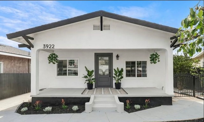 Duplex of the Week 🏘️
Los Angeles, CA
2 Units — 2/1 + 1/1
✅ Both units remodeled & turnkey — ready to move in!
✅ Live in one, rent the other — or add to your portfolio.
Offered at $799,999
Contact me with any questions or to schedule a private showing.
—
Nekaya Carter
✉️ nekaya@carterandcarterinc.com
DRE# 01753618
Carter and Carter Inc.