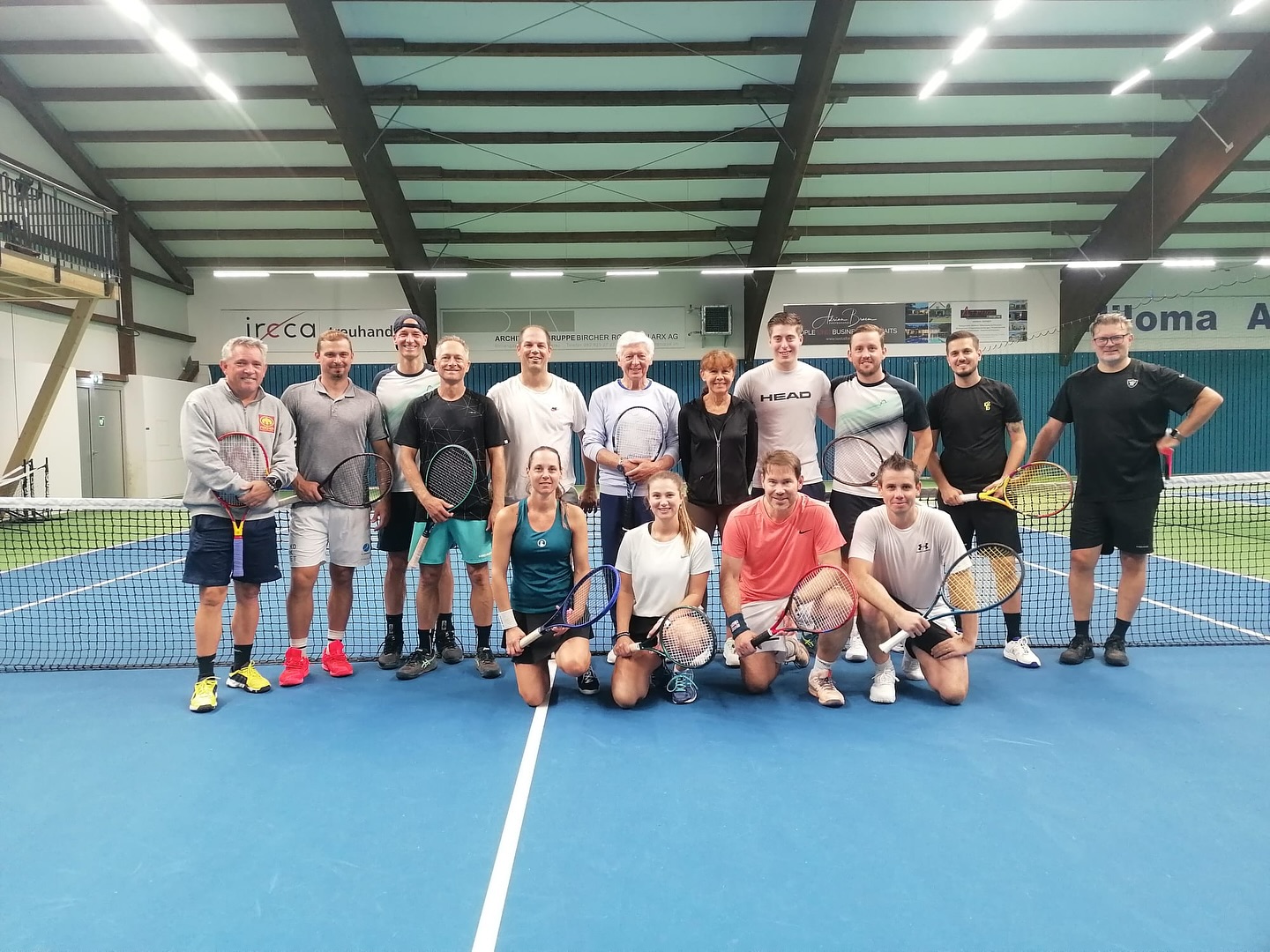 From the tennis court to the business table 🎾🤝
At @tennis2business Aargau, sport and networking came together perfectly and turned a rainy day into something truly inspiring.
Originally planned at TC Mutschellen, the event moved seamlessly to Tenniscenter Reinach – the perfect setting for lively doubles and meaningful conversations.
Highlights?
✨ Reconnecting with Monika Blatter-Simmen & Freddy Blatter – both former Fed Cup & Davis Cup players whose passion for tennis is still contagious.
✨ Fun doubles matches that mixed great energy with friendly competition.
✨ A delicious lunch that sparked fresh business ideas and new connections.
Huge thanks to Steven Schraner and the entire Tennis2Business team for creating this platform where sport and business truly meet.
Read the full recap with more impressions on the blog – link in bio.
#Tennis2Business #Jesslethics #BusinessNetworking #TennisLife #Connections #Inspiration #NetworkingEvent #GameSetNetwork