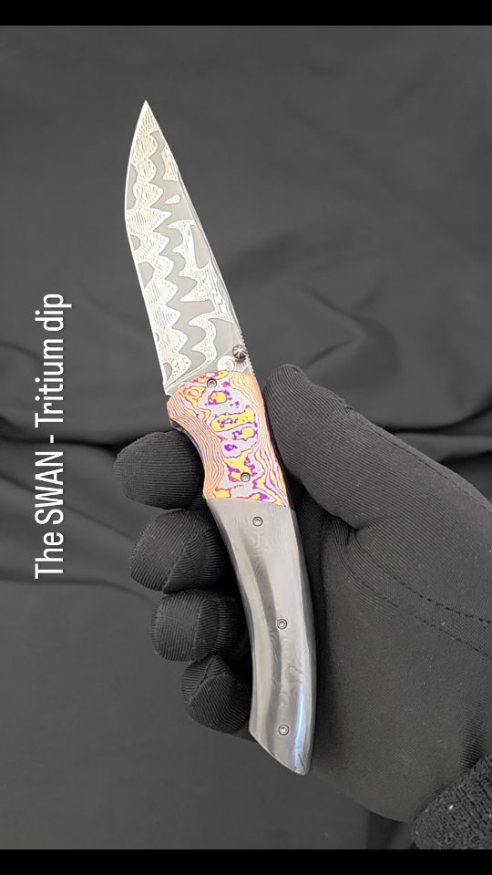 The SWAN - tritium dip
#StainlessFuturon #FFcontrast blade, #RainbowZr bolsters all in NewMoon pattern, @fatcarbon Black Dunes handle, bi-color anodized #Titanium liners w #Tritium vials inserts and a lot of passion in this unique piece.
#oneofakind #alchemysnotdead
