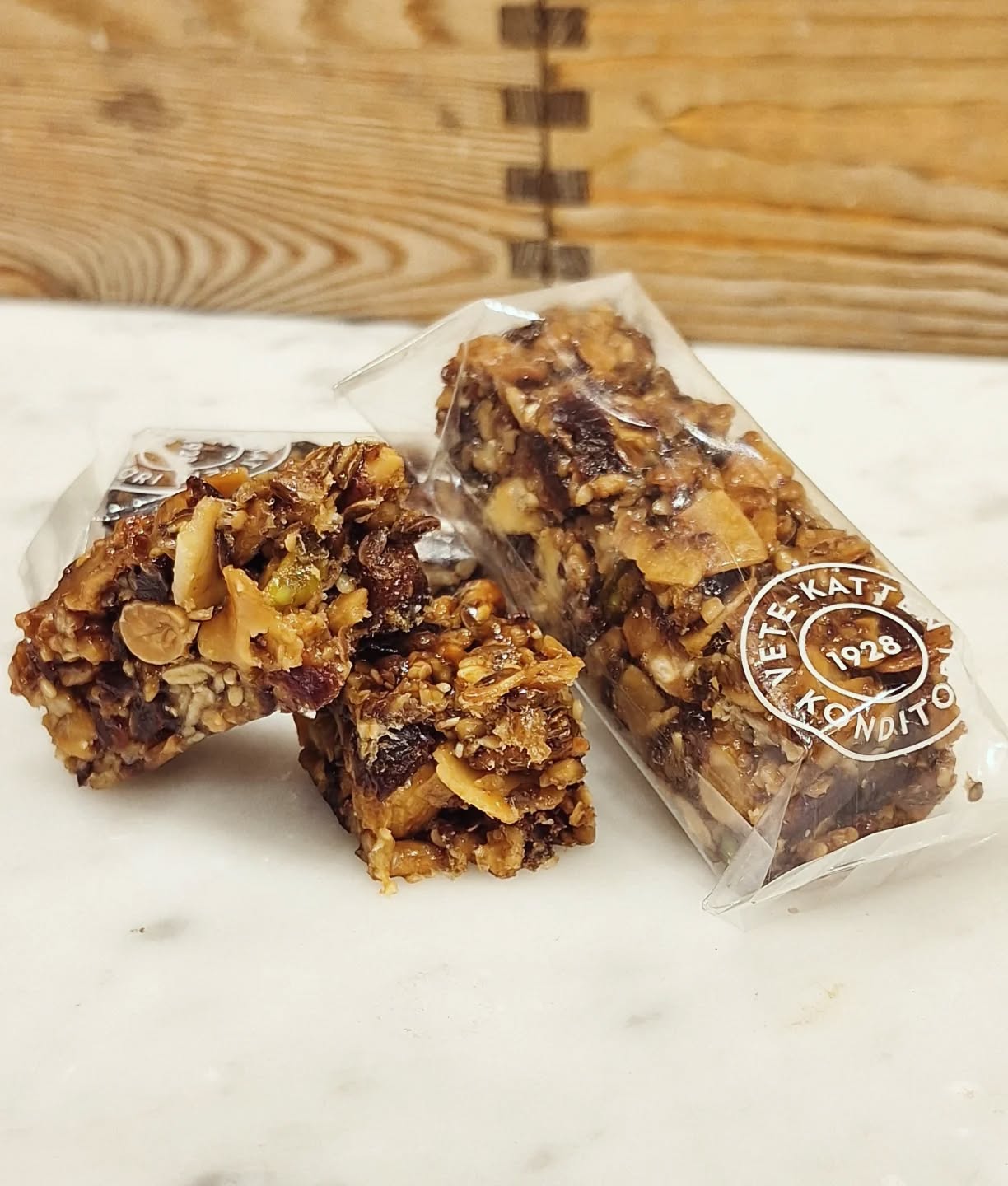 Müslibar, snacks och gottis att ha nära till hands när energin tryter.
Gjord av Vete-Kattens granola med nötter och torkade tranbär i en muscovadokaramell.