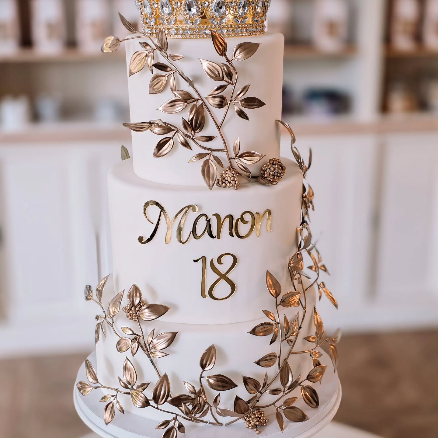 🤍👑 WHITE AND GOLD 👑🤍
Une pièce montée sur 3 étages pour le 18 ans de Manon.
Avec le bien populaire goût Boisette (chocolat & praliné)