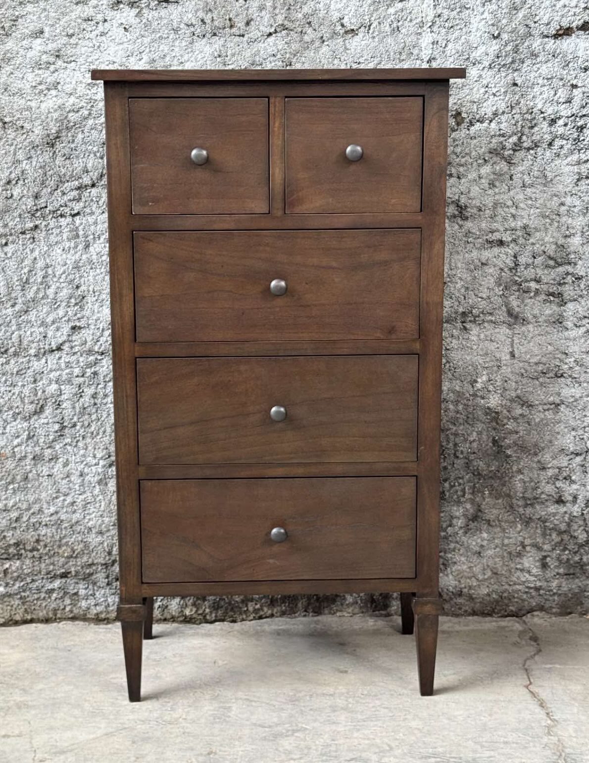 Möt ARRAS, vår nya kompis. En nätt möbel med fina detaljer perfekt till den lilla väggen i hallen tex. 60x35x110cm.
Vi utökar kollektionen med fler klassiska möbler som är svåra att hitta i möbelhandeln för övrigt. Varmt välkomna till en av våra återförsäljare runt om i Sverige!
Driver du butik och vill ha vårt sortiment hos dig? Skriv ett dm eller mail! 👋🏼