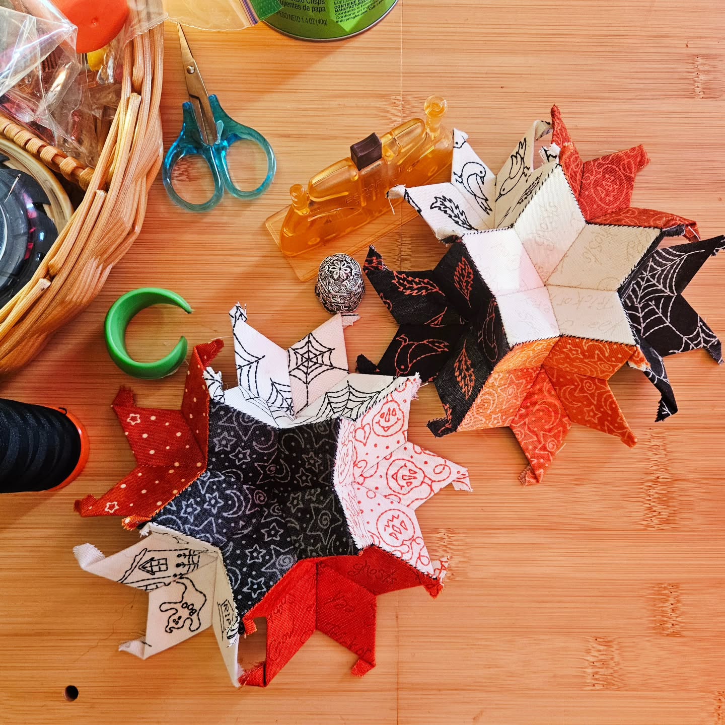 Continuing from Friday's demo, some early-morning stitching to get this Moravian star finished for @thehungryhousewives , the Haunted Market, and the @rockridgecountrymarket popup. Check my event calendar for more info!
.
#moravianstar #eppornaments #englishpaperpiecing #handsewing #sewnbyhand #handstitching #ornamentsallyear #ornamentsfordays #fiberartistsofinstagram #handquilting #fiberartisan #sustainabledecor #sustainability #hungryhousewivescraftandvendorshow #hauntedmarket #southsoundmakersmarket #rockridgecountrymarket