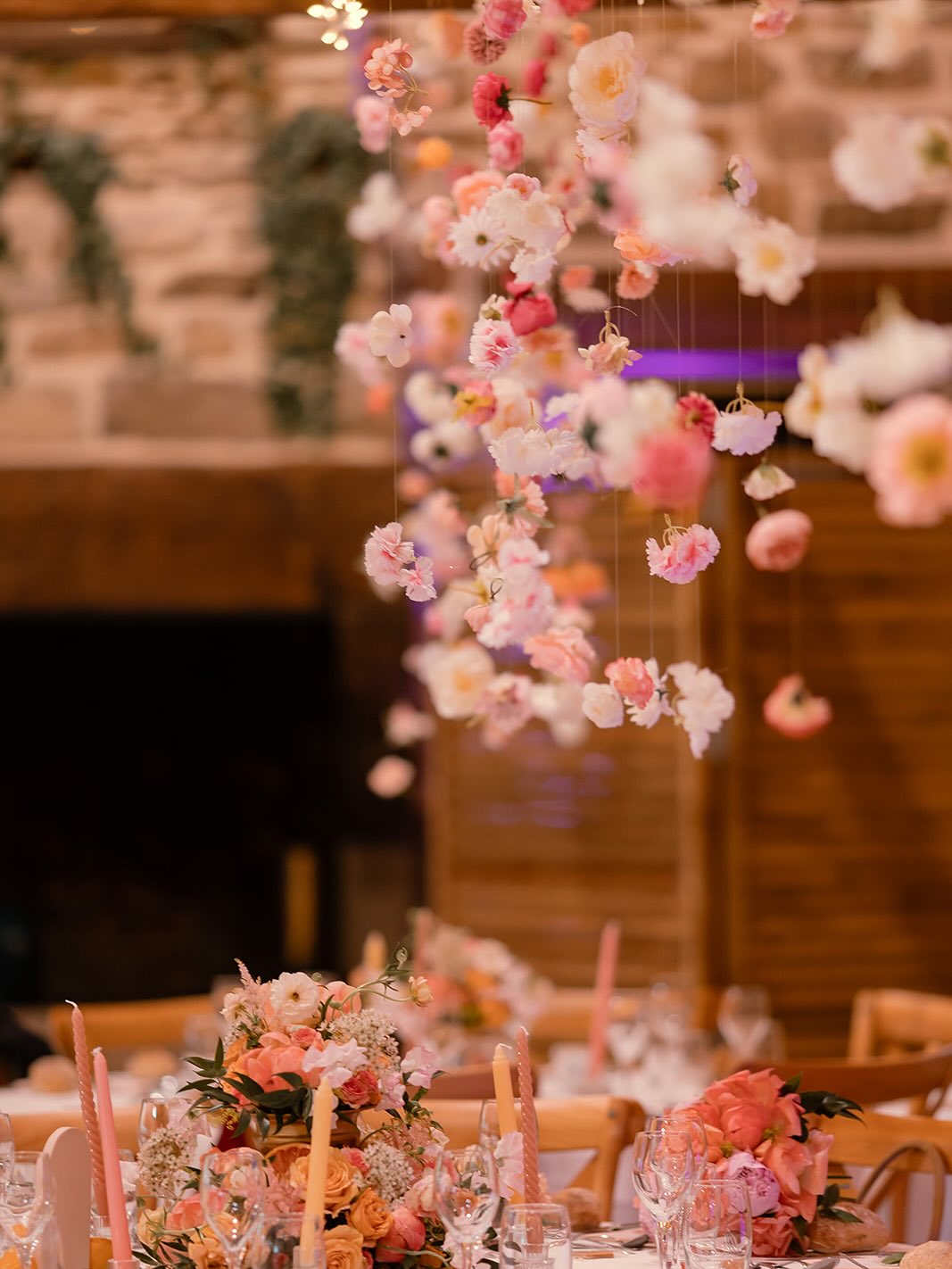 JALMA’Event ✨ M A R I A G E ✨
Le mariage de C&K se voulait coloré et fleuri 🌸.
Cette belle échelle de meunier ne demandait qu’à être sublimée d’une centaine de guirlandes de fleurs suspendues.
JALMA’Event s’adapte à vos lieux de réception pour les sublimer ✨.
Demandez vite votre rendez par mail : jalmaevent@gmail.com
✨Domaine : @domainemoulindesaintyves
✨Photographes : @laurestudiophotographe & @alexandraclouet_photographie
✨Vidéaste : @zoom.et.shoot
✨Décoration : @jalmaevent
✨Décoration florale et ciel lumineux : @attrap.reve
✨Dj : @gillesdrums
✨Maquillage/coiffure mariée & témoins: @makeup_bymauda
✨ Maquillage/coiffure invitées : @chic.choc.coiffure.esthetique @camille.lnhair
✨ Robe : @claudine.creation
✨Costume : @belhom_plouay
#eventdesign #mariage #moulin #jalmaevent #decoration #wedding #weddingday #event #evenement #bretagne #flower #morbihan #deco #personnalisation