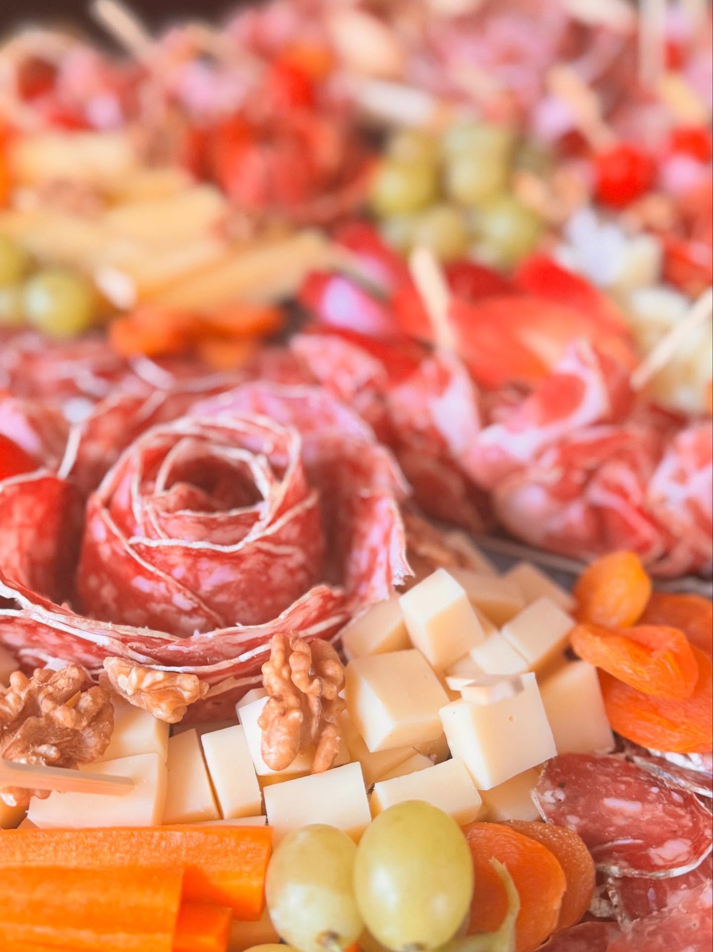 Le temps automnal arrive, celui des apéros en famille, entre amis également. Retrouvez le plaisir de la simplicité et de la convivialité en vous offrant un moment de douceur car au service traiteur de votre café du commerce.