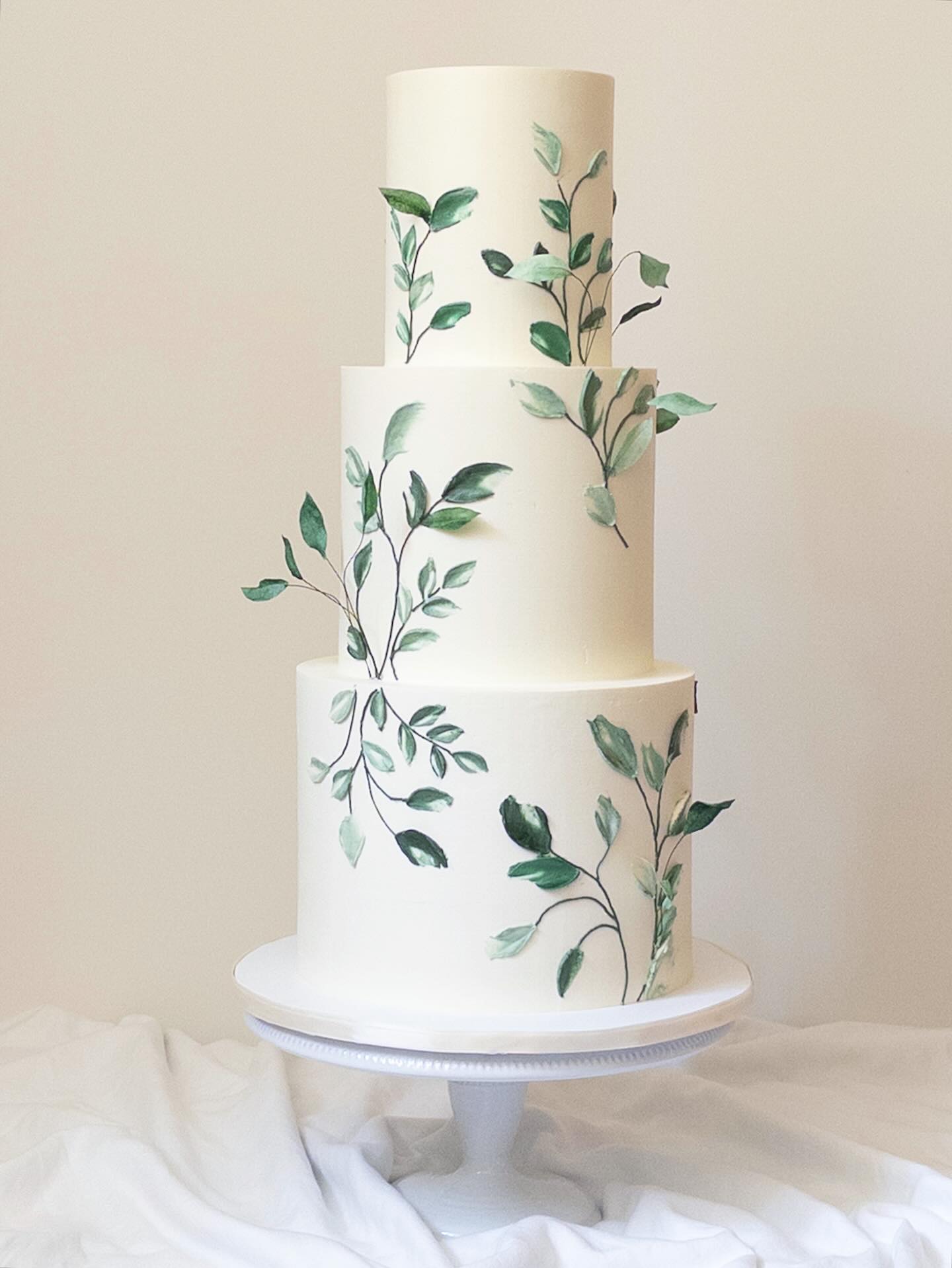 Letting the leaves have their moment 🌱
Painted buttercream and wafer paper for Christina & Geordie 💕