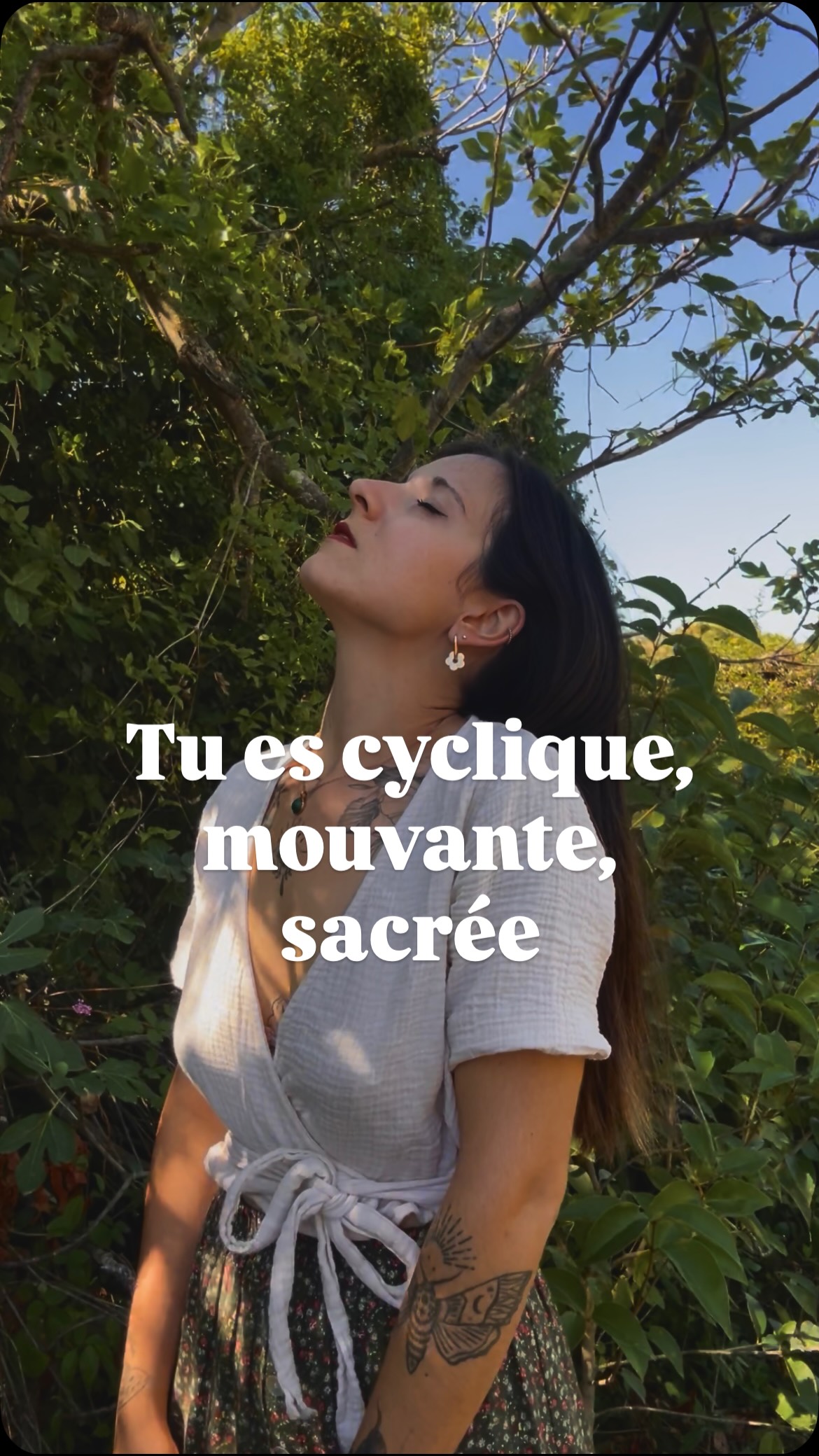 C’est ok d’être mouvante.
Tu n’es pas linéaire, et tu n’as pas à l’être.
Tu es composée d’une infinité de facettes,
parfois contradictoires, parfois complémentaires.
Ton rire, tes larmes, tes silences, tes élans…
tout ça fait partie de toi.
La femme n’est pas une ligne droite.
Elle est vague, souffle, feu, racine, tempête et douceur.
Elle est cycle. Elle est transformation. Elle est passage.
Honorer sa mouvance, c’est s’autoriser à être pleinement humaine, à écouter ses besoins, ses saisons intérieures, à laisser l’intuition guider.
Rappelle-toi, chaque état, chaque émotion est sacré.
Tout a sa place. Tout t’enseigne.
#femmecyclique #cyclefeminin #cycle #cyclemenstruel #femme #femininsacre