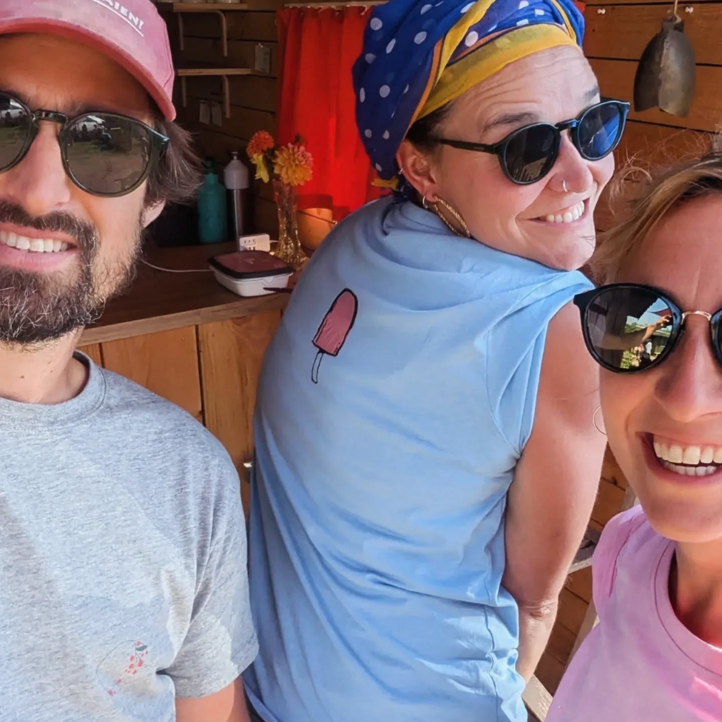 Einde seizoen 5 ✨
Bedankt lieve vrienden!
Onze boerderij leeft verder, en blijft verwonderen. Door onze fruitijsjes konden ze nu ook diep in Gent en Brussel de daalkouter energie smaken. 🚀
Onze gezonde, levendige bodem schenkt ons gezond en smaakvol fruit. Smaakvol fruit schenkt ons fantastische fruitijsjes. 🔃
Mei 2026 staan we er terug! 🍓
Bedankt aan iedereen om onze droom verder te laten groeien.
Tot op de kouter!