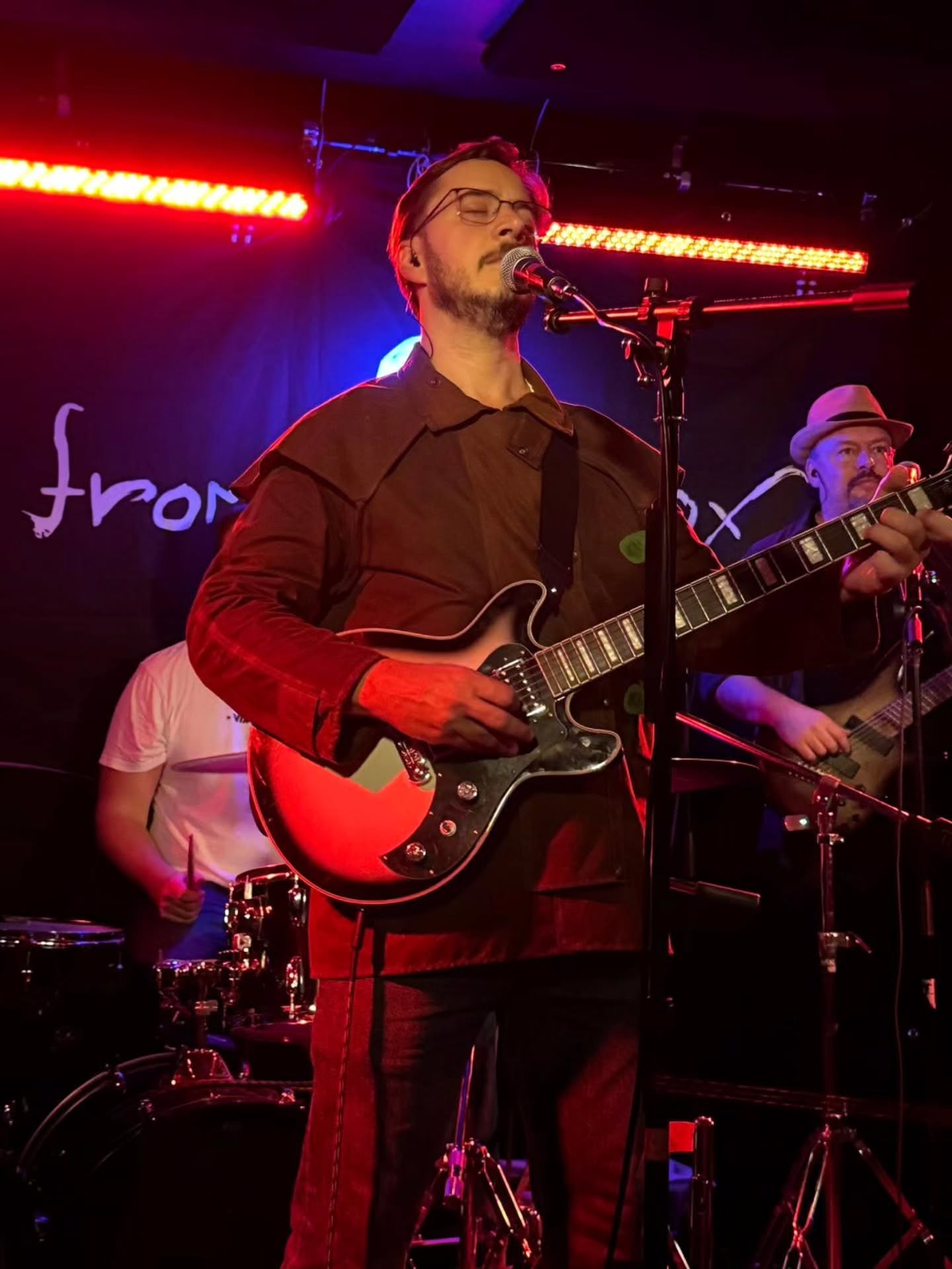 Thank you @fyrensolkafe for having us, thanks to @elclasico_sound for playing with us, thanks @glorb_light for the gorgeous lamps, and thanks to the awesome crowd that went to see us perform. Wonderful gig!