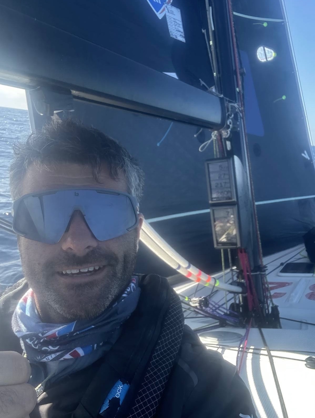 🚀 La course de vitesse est lancée.
⛵️ Hier en fin de journée, un grand ballet de virement a animé toute la flotte et tous les marins font désormais route vers le nord. Les conditions de vent et de mer se sont légèrement apaisés ce matin. Au fil de la journée, le vent devrait légèrement mollir et se caler entre 12 et 15 nœuds, toujours bien angulé pour permettre aux 32 marins de faire route directe vers le point de passage obligatoire, dans l’ouest de la chaussée de Sein, où sera jugé le sprint intermédiaire.
💥 C’est désormais une armada qui fait face à l’objectif. @victormathieu_skipper est donc situé le plus à l’ouest du groupe, @alex.loison (Groupe REEL), le plus à l’est et au milieu @charlotteyven (@skippermacif 2023).
📸 Thomas Campion
#LaSolitaire