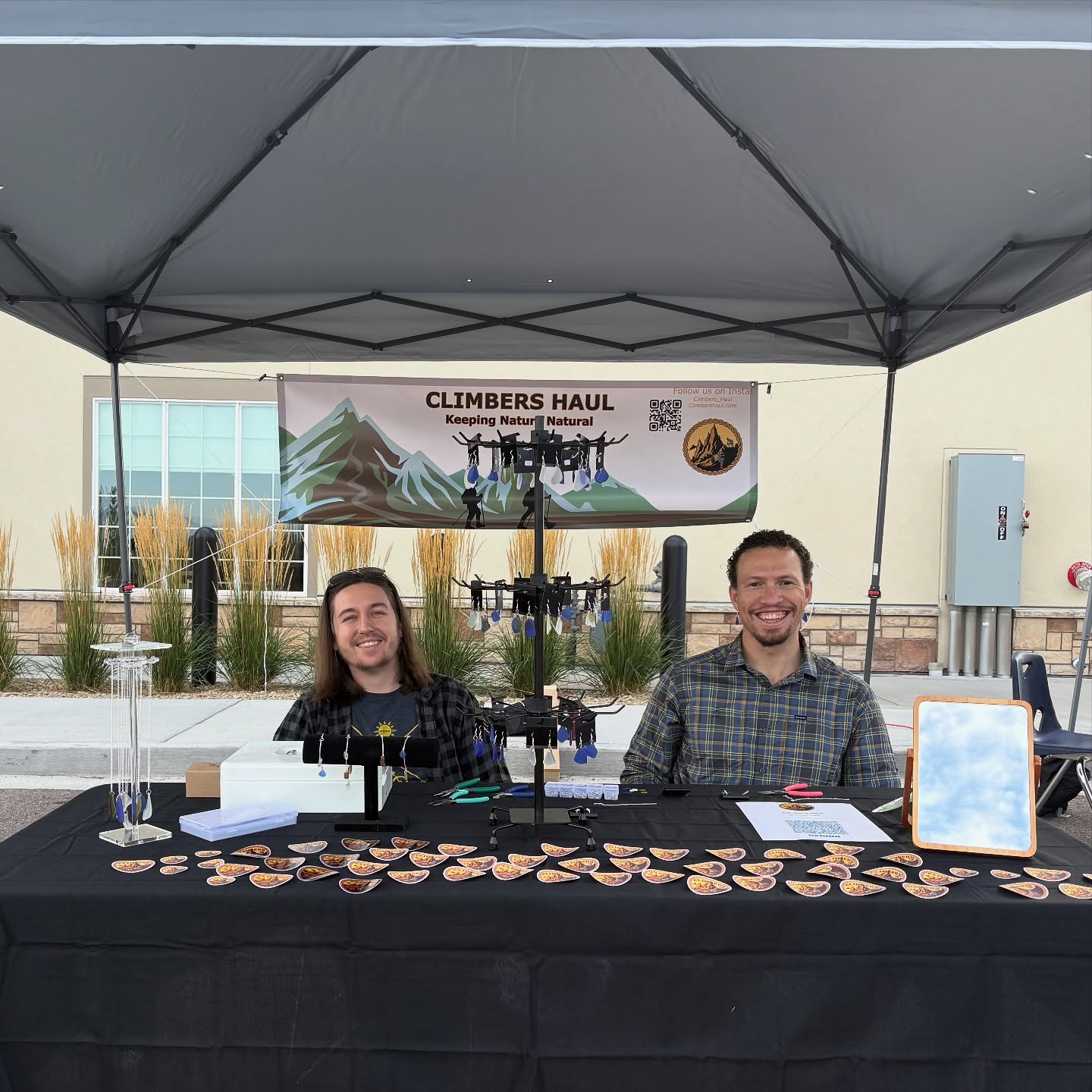 Big thank you to @kiddieacademyofwindsor for hosting us in our first official market! Selling our jewelry made from recycled glass from our travels! We can’t wait to have more of these in the future! Displays and photos are coming soon!
#fleamarket #jewelry #climbershaul #recycle #earrings #bracelets #necklaces #trashtotreasure #sustainability