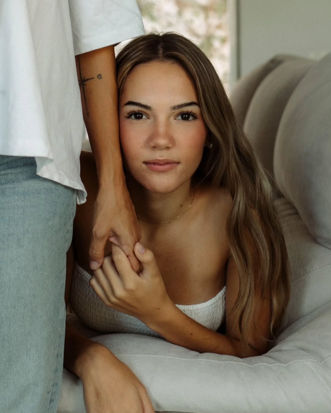 Hay sesiones que son más emotivas que nunca, podrías pensar, son unas simples fotografías de madre e hija, pero ella, este año, se ha ido a estudiar en otra provincia y hoy cumple 18 años, y porque las madres pasado cierta edad no aparecemos más en las fotografías. Y a pesar de todo guardar estos momentos en memoria es tan valioso.
Gracias Yolanda y Elvira por compartir conmigo estos momentos de complicidad que os une tanto 🫂
Y Feliz cumpleaños Elvira bonita, parece mentira cuando te conoci tan pequeñita ver la mujer tan valiente en la que te estas convirtiendo. Tienes un largo camino por delante y estoy segura que lograrás hacer cosas muy grandes!! ✨️💫
.
.
.
.
.
.
.
.
.
.
.
.
#annelaurephotography
#fotografialifestyledefamilia
#ilovemyjob
#fotografiadefamília
#fotografialifestyle
#sesiondefamilia
#fotografiainfantil
#fotografialifestyle
#lifestylefamilyphotography
#almuñecar
#nerja
#costatropical
#documentaryfamilyphotography
#malagaspain
#documentaryfamilyphotographer
#feelingmotherhood
#heartfulmagazine
@heartfulmagazine