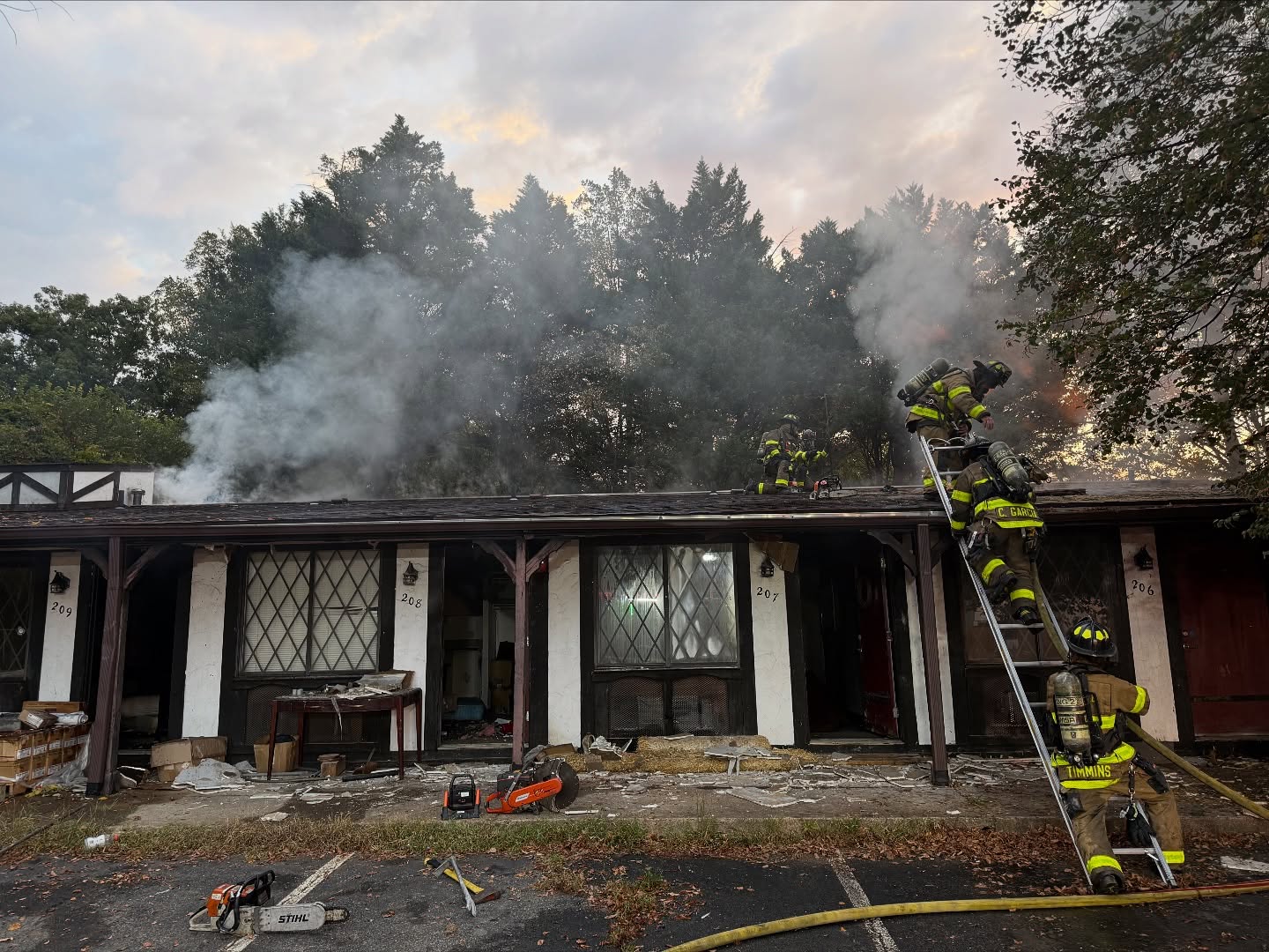 ENGINE 83 AND TOWER 88 GO FIRST DUE TO MOTEL FIRE
On Saturday September 20th at 05:42 F crew was alerted to respond to box 08-08 for the Commercial Structure Fire at the vacant Red Carpet Inn. #Engine83 and #Tower88 arrived on scene and found a large column from the rear of the complex. TO88 forced entry to the complex and found a row of vacant apartments on fire with extension into the attic and crawl spaces. E83 stretched a 200’ crosslay for fire attack while TO88 searched aggressively throughout.
Crews had to perform extensive overhaul to extinguish the fire in all void spaces.
Chief 83 had Charlie Division Command.
Thanks to @albemarlefire and E1 @iafflocal2363 for the assistance!
ST8 units operated for ~5 hours before returning to Berkmar Dr.
💳: E83, TO88, C89, E1, E151, E161, TO121, M18, BC201, BC202, CHF80, CHF83, C89, SQ133, SQ11, E56