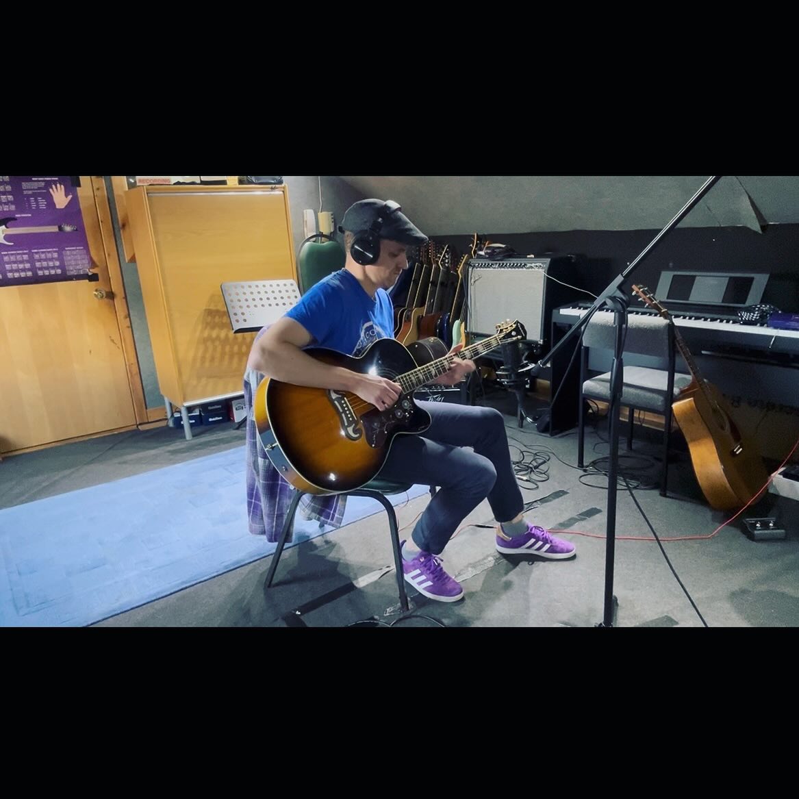 The wonderfully talented Mr @scowiemusic was back in the studio today recording some acoustic guitar. Always a pleasure and a good laugh. Great session!
#millermusic #recording #acoustic #guitar #studio #session #producer #paisley #renfrewshire