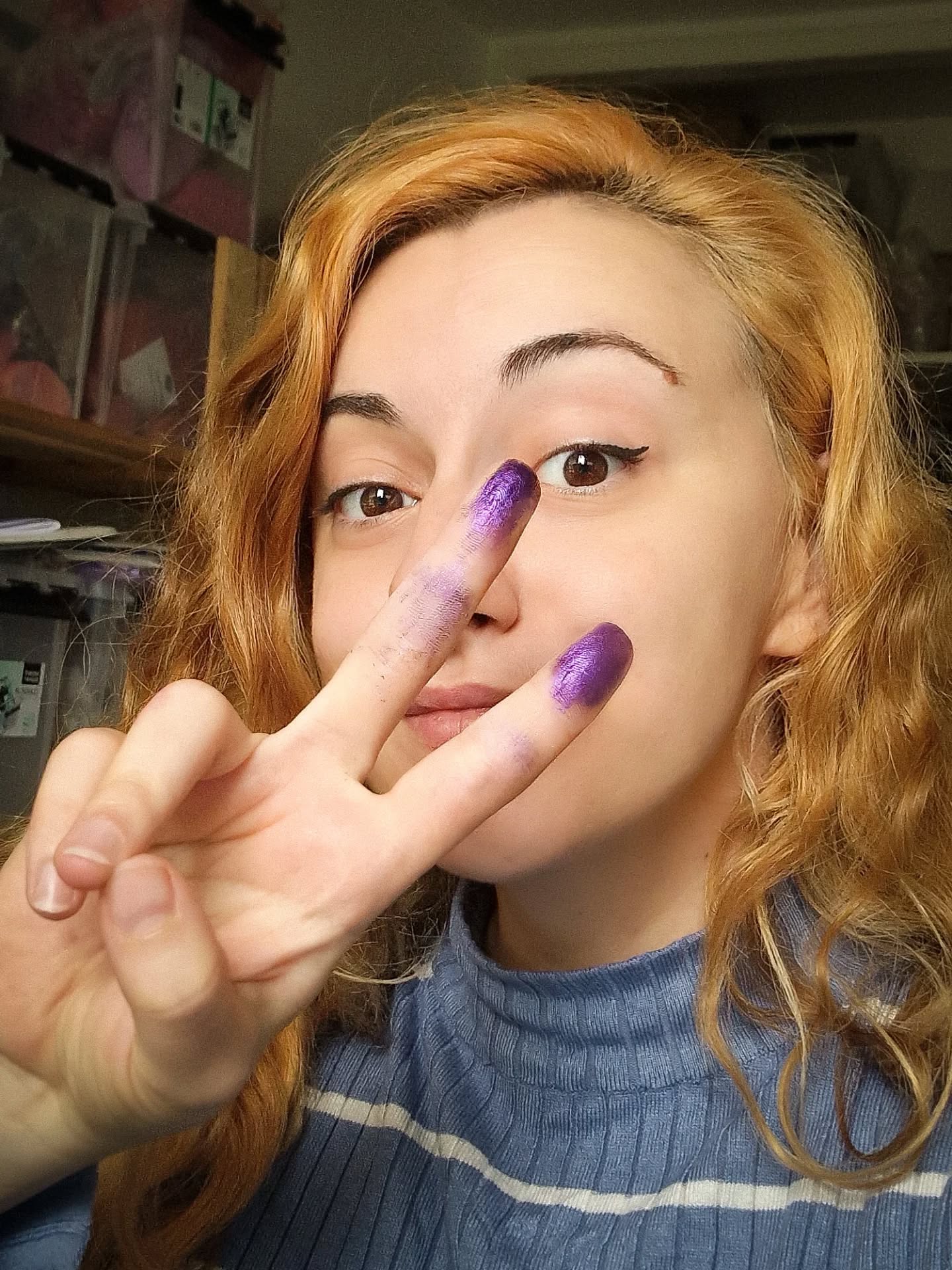 J’ai pas mal hésité avant de partager ça, mais depuis juillet je me bats (ou laisse abattre) contre une petite dépression.
J’ai disparu d’ici parce que je n’avais plus l’énergie de créer, ni même de parler. Et honnêtement ce n'est pas encore ça (pardon à toutes les personnes qui attendent des réponses 😓)
La rentrée n’a pas été évidente, mais j’ai l’impression de revoir un peu de lumière.
J’avance doucement, un pas à la fois.
Cet été, j’ai quand même réussi à m’entourer de mes amis, à changer de décor et à prendre mes premières vraies grosses vacances en six ans. Ou un vrai gros repos.?Ces moments m’ont fait un bien fou et m’ont rappelé que la joie peut revenir, même dans les périodes sombres.
Revenir ici reste difficile : l’algorithme ne pardonne pas les absences, et c’est décourageant de repartir de zéro ou presque après avoir pris du recul. Mais si je veux que mon activité continue d’exister, je dois retrouver ma place ici, à mon rythme. Vraiment et diffinitivement je suis douée dans mon métier mais pas pour en parler sur les réseaux ou pour créer le contenu "qu'il faut".
Niveau projets : le calendrier de l’Avent est en pleine production (il est vraiment très beau ! .et ça met des paillettes dans mon cœur✨) En revanche, la collection d’automne sortira un peu plus tard que prévu, le temps que je reprenne mes marques et que je la peaufine, j'avais prévu mi septembre, comptez plutôt mi octobre :)
Merci d’être là, vos messages et votre soutien me donnent envie de continuer. (même si parfois ça met la pression)