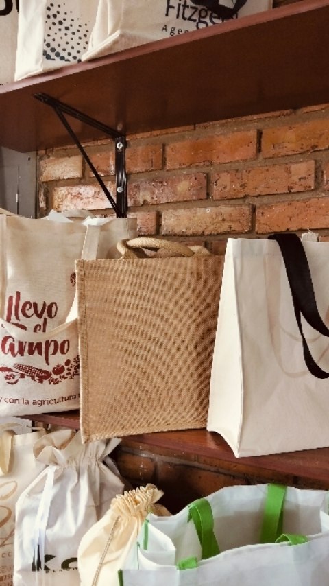 ¿Ya conoces nuestras bolsas ecológicas hechas en Quibol? 🌱👌 Son súper resistentes, bonitas y ayudan a cuidar el planeta.
Dile adiós al plástico y súmate al cambio usando bolsas reutilizables que hacen la diferencia. Perfectas para todo el día, la compra, o cualquier plan.
¡Pásate a lo eco con Quibol y lleva tu bolsa favorita! ♻️✨
#BolsasEco #Quibol #PlanetaFeliz #HazLaDiferencia