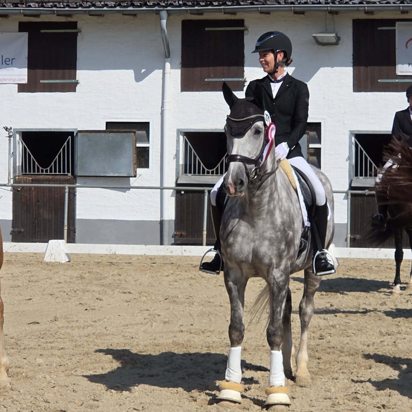 Dressurturnier in Lich ✨️
@janine.seibert und ihre Clara erritten sich letzten Samstag den 5.Platz in der Dressurreiterprüfung der Kl.L 🫶🏽
Wir gratulieren herzlich zu diesem tollen Turnierabschluss!❤️
#rufreiskirchen