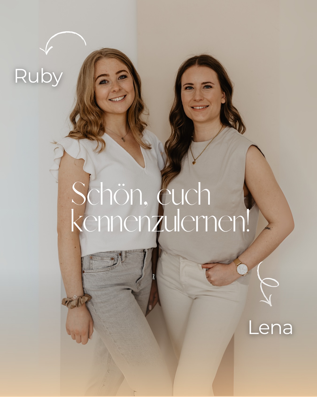 Schön, dass ihr da seid! 🤍
Wir sind Ruby & Lena – seit fünf Jahren begleiten wir Paare als Hochzeitsplanerinnen in und um Hameln und Hannover ✨
In dieser Zeit haben wir schon so viele unterschiedliche Hochzeiten miterleben dürfen – keine wie die andere. Und das ist auch total schön so. Genau das lieben wir an unserem Job: jede einzelne Hochzeit gemeinsam mit dem Paar so zu gestalten, dass sie wirklich zu ihnen passt – frei von Erwartungen, Traditionen oder Druck von außen.
Für uns ist eine Hochzeit nicht nur der große Tag selbst, sondern auch die intensive Planungszeit davor. Sie darf inspirierend sein und voller Vorfreude – und muss nicht stressig oder überfordernd sein. Genau deswegen möchten wir euch unterstützen. 🌿
Auf unserem Profil findet ihr Einblicke in unsere Arbeit. Wenn ihr mehr über unsere Planungspakete erfahren wollt, schaut gerne auf unserer Website vorbei. Und wenn ihr Lust auf ein unverbindliches Kennenlernen habt: schreibt uns einfach eine Nachricht oder nutzt unser Kontaktformular.
Denn wir glauben: Jede:r darf sich Unterstützung holen – egal ob große oder kleine Hochzeit, mit großem oder kleinem Budget. Am Ende zählt, dass es euer Tag wird. 🤍