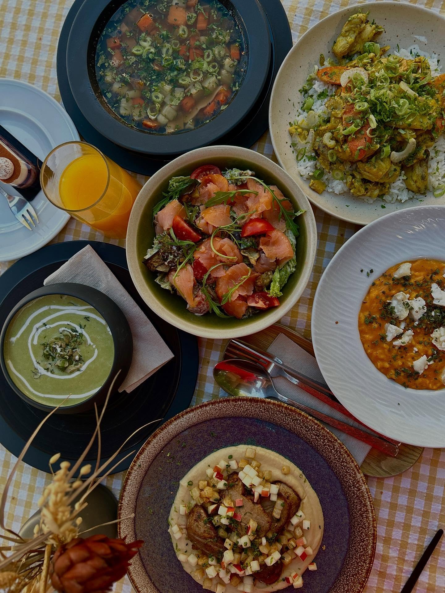 Heti ajánlat (2025.09.22.-2025.09.28.)
Hétfő-péntek 11.30-15.00
Szombat-vasárnap 11.30-17.00 
Kapros babkrémleves babsalátával
Lencsés édesburgonya-leves pirított tésztával
Limeos-mentás jázminrizs currys csirkével
Égetett zellerkrém sous-vide sertésszűzzel, savanyított almakockával
Zsályás sütőtökkrémes rizottó kecskesajt-szórással
Citromfüves, joghurtos padlizsánsaláta füstölt lazaccal