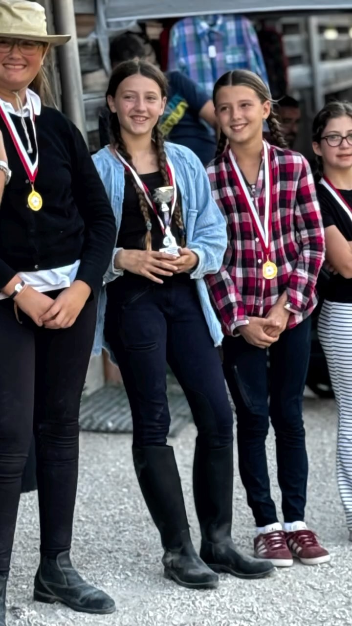 🏆✨ Stolzer könnte ich nicht sein! ✨🏆
Für viele unserer Reitschülerinnen war es das erste Turnier überhaupt, für alle das erste Mountain-Trail-Turnier – und sie haben sich fantastisch geschlagen! 💪🐴
Beim Mountain Trail im Alps Coliseum (1. & 2. Etappe der Regionalmeisterschaft Trentino Alto Adige – Fitetrec Ante) konnten wir gleich mehrere 1. und 2. Plätze erringen 🎉 – und sind nun für die Italienmeisterschaften qualifiziert 🇮🇹🔥
Ein riesiges Dankeschön an unser Team – ihr habt Mut, Herz und Können gezeigt! ❤️
#Reitzauber #AlpsColiseum #MountainTrail #FitetrecAnte #Regionalmeisterschaft #Italienmeisterschaft #Danke
🏆✨ Non potrei essere più orgogliosa! ✨🏆
Per molte delle nostre allieve era la prima gara in assoluto, per tutte la prima esperienza nel Mountain Trail – e si sono comportate alla grande! 💪🐴
Al concorso Mountain Trail all’Alps Coliseum (1ª e 2ª tappa del Campionato Regionale Trentino Alto Adige – Fitetrec Ante) abbiamo conquistato diversi 1° e 2° posti 🎉 – e ci siamo qualificati per i Campionati Italiani 🇮🇹🔥
Un enorme grazie al nostro team – avete dimostrato coraggio, cuore e talento! ❤️
Un grazie di cuore a @renzo.canciani.9 per l’ottima organizzazione del concorso e la disponibilità durante il clinic.
#Reitzauber #AlpsColiseum #MountainTrail #FitetrecAnte #CampionatoRegionale #CampionatiItaliani #Grazie