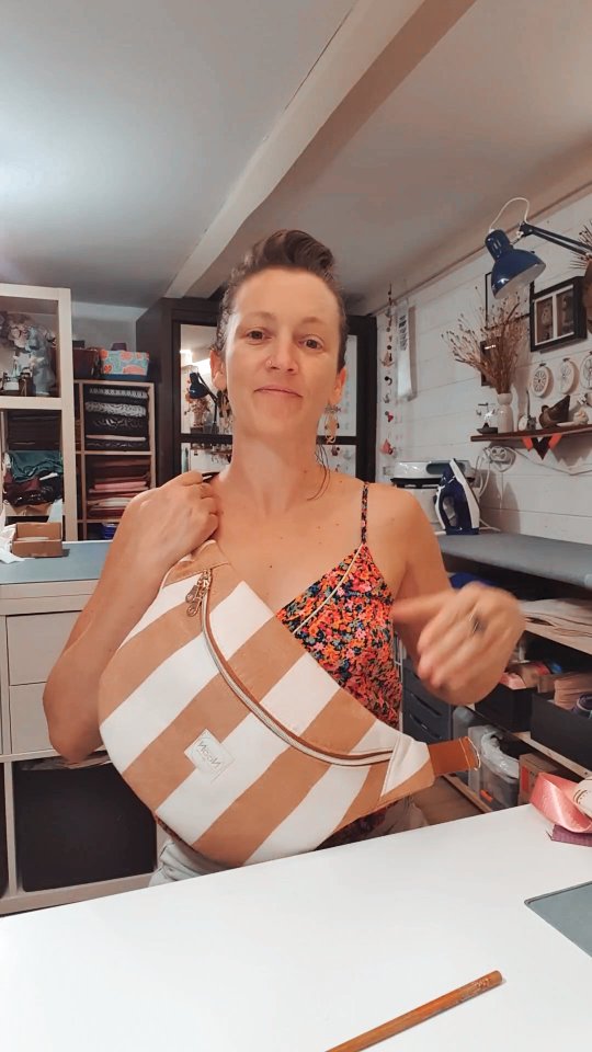 Séance de sport dans l’atelier aujourd’hui 💪
Retourner 9 bananes XL L’Ambitieuse… croyez-moi, ça fait les bras ! 🏋️♀️
Mais quel bonheur de les voir prendre enfin leur forme et se transformer sous mes mains ✨
Couture, transpiration et satisfaction garantie 🎉
👉 Vous validez cette version “fitness créatif” ? 😅
#bananeXL #lambitieuse #ateliercreateur #slowfashion #sacbanane #faitmainavecamour #behindthescenes #cousumainenprovence