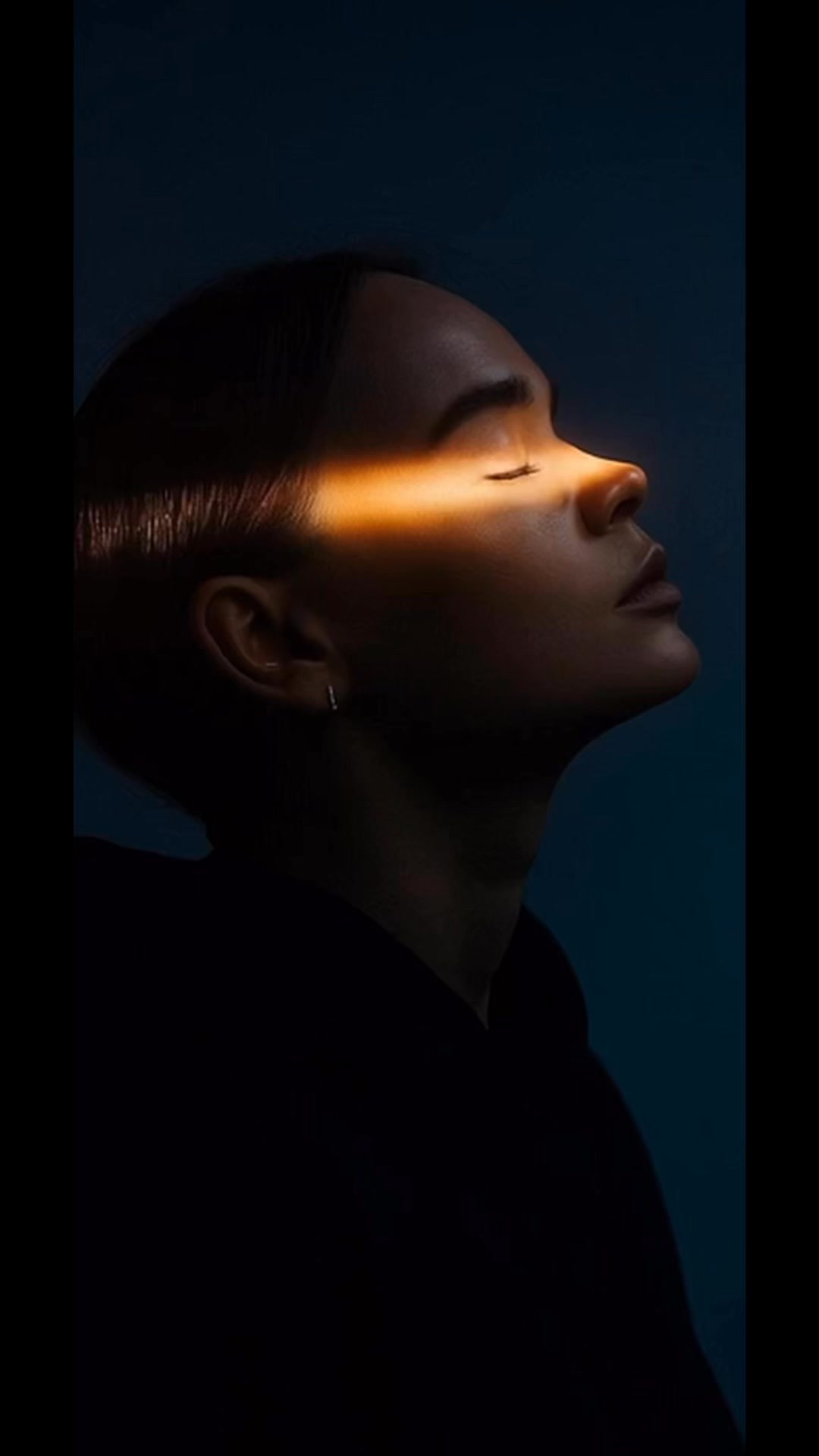 Elle a peur de rayonner trop fort,de peur d’éteindre les autres,comme si sa lumière était un crime.Depuis petite, elle se sentait de trop,trop dérangeante et jamais assez à la fois.Ses dons troublaient, sa créativité suscitait jalousie.Alors elle s’est tue, elle a caché ses talents,pour paraître normale, pour survivre.Mais regarde bien :la lumière ne détruit pas ce qui existe déjà.Ce n’est pas un choix entre toi et les autres.Ce que tu retiens, ce que tu caches,c’est un vol envers toi-même.Tes dons ne sont pas faits pour être enterrés.Ils sont là pour être offerts.Sinon, ils se retournent contre toi.Ta lumière n’éteint rien.Elle inspire. Elle libère. Elle transforme.Alors je te pose la question :vas-tu continuer à te taire par peur de déranger,ou vas-tu enfin rayonner pleinement,embrasser tout ce que tu es ?Le choix, comme toujours,Est et a toujours été entre tes mains.Ta lumière n’attend qu’une chose :que tu oses lui dire oui.🔎À propos de la peur de rayonner :Cette vérité n’est pas nouvelle :l’a montré : "ce que tu refoules revient te hanter."@Abraham Maslow l’a confirmé : "ignorer ton potentiel engendre une maladie de l’âme".Marianne Williamson l’a crié au monde : "notre plus grande peur n’est pas de manquer de force, mais d’être trop puissants."@Friedrich Nietzsche nous invitait à devenir ce que nous sommes.Joseph Campbell a décrit le prix du refus : "une vie amère et inachevée."@Paolo Coelho a donné chair à cette vérité : renoncer à ta Légende Personnelle, c’est se condamner au regret.