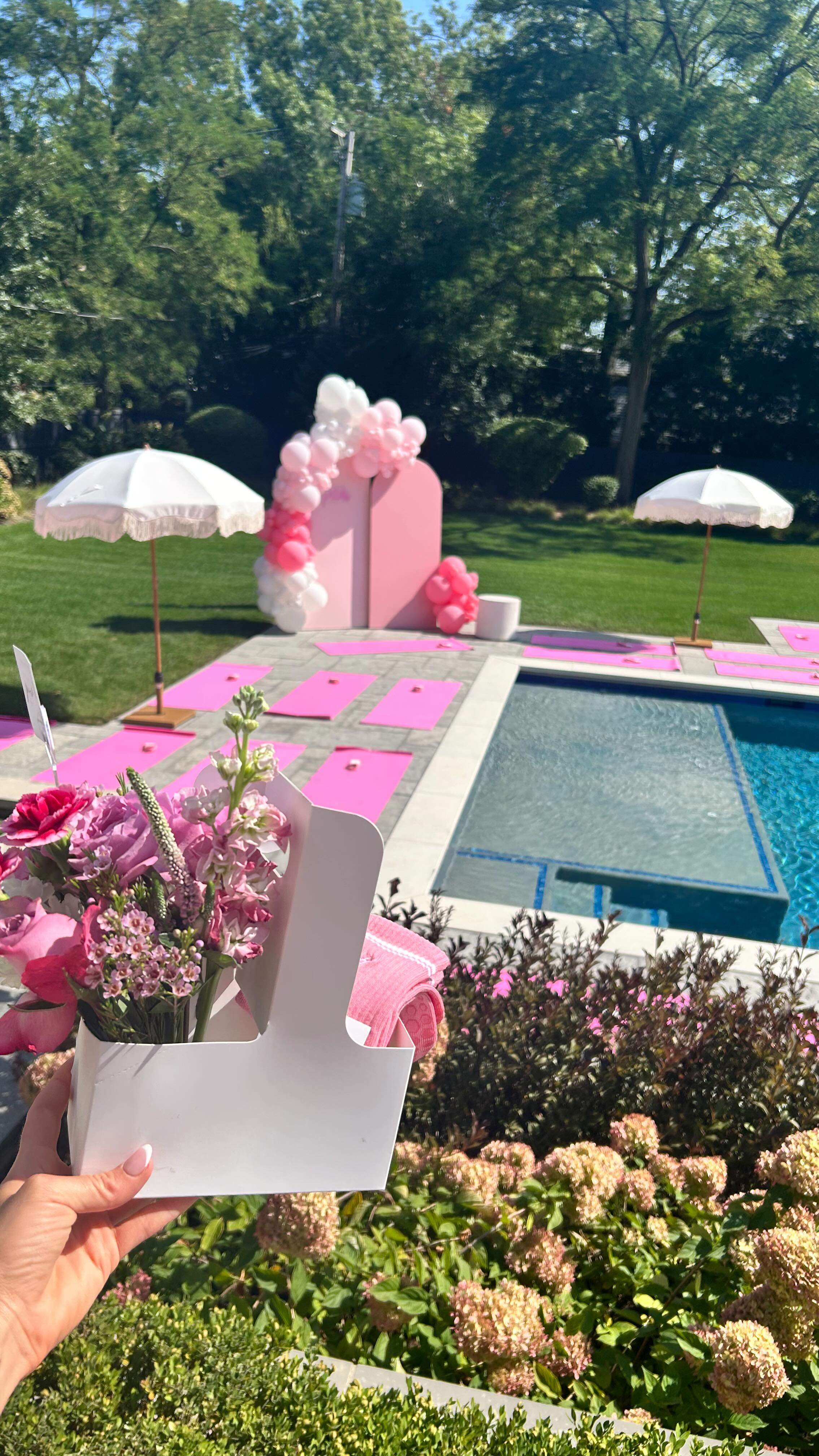 Pilates and Rose ๐
We partnered with @pilatesuniversity1883 for an unforgettable poolside Pilates session, celebrating back-to-school with the 5th grade moms!
The incredible setup featured a custom Pilates backdrop with balloons by @dinidecor.events and a lovely gift pairing Pilates and Rose grip socks with flowers in a cup holder carrier.
Event and floral design: @juneandgracestyled
Balloon artist: @dinidecor.events
Custom cookies: @tonipatisseriecafe
Custom Pilates grip socks: @pilatesuniversity1883