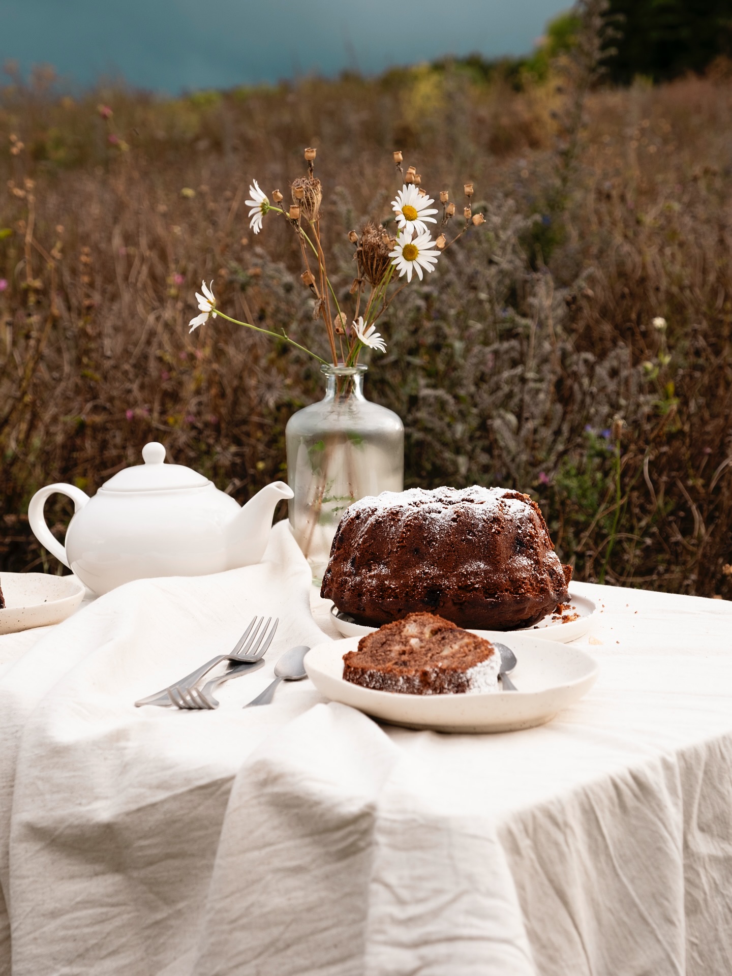 Tee-Partys mit @puderzuckerpoesie (und dem aller leckersten Apfelkuchen) sind meine liebsten.
🫖🍎🍫
#storytelling #foodphotography #stilllifestyling #autumnmood #tablesetting #talkingtables #slowsimpleseasonal #slowandlovely #onmytable #lifeandthyme #stillwithstories #astilllifestyle #calmversation #seekthesimplicity #seekinspirecreate #simplethingsmadebeautiful #beautyofstillmoments #folkscenery #myseasonalstory #calmcollected #livemoremagic #littlewanderersdiary #themoodytable #mutedandmoody #pinterestaesthetic