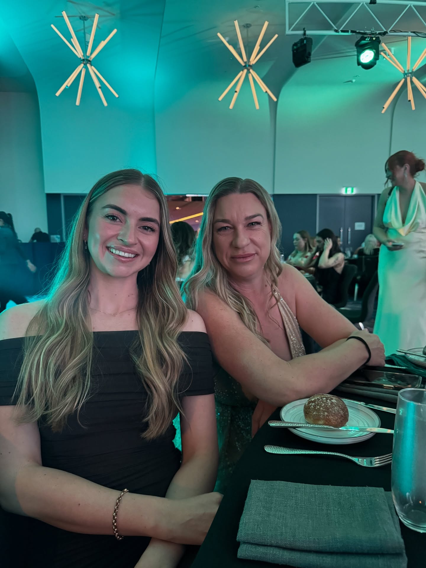 Sydney highlights ✨
•Tottis Italian dream 🍝
•Dragged Biff out of bed > straight to the W pool 🏖️
•Cocktails with the NZ girls by the Harbour Bridge 🍸
•Early fish markets run (Biff finally alive 😂) 🐟
•Metallic theme night in cowgirl boots 🤠
•Conference day: learning new protocols + trialing treatments 💉
•Celebrating Therapist of the Year 🥂
So grateful for the memories, the laughs, friendships & all the knowledge x